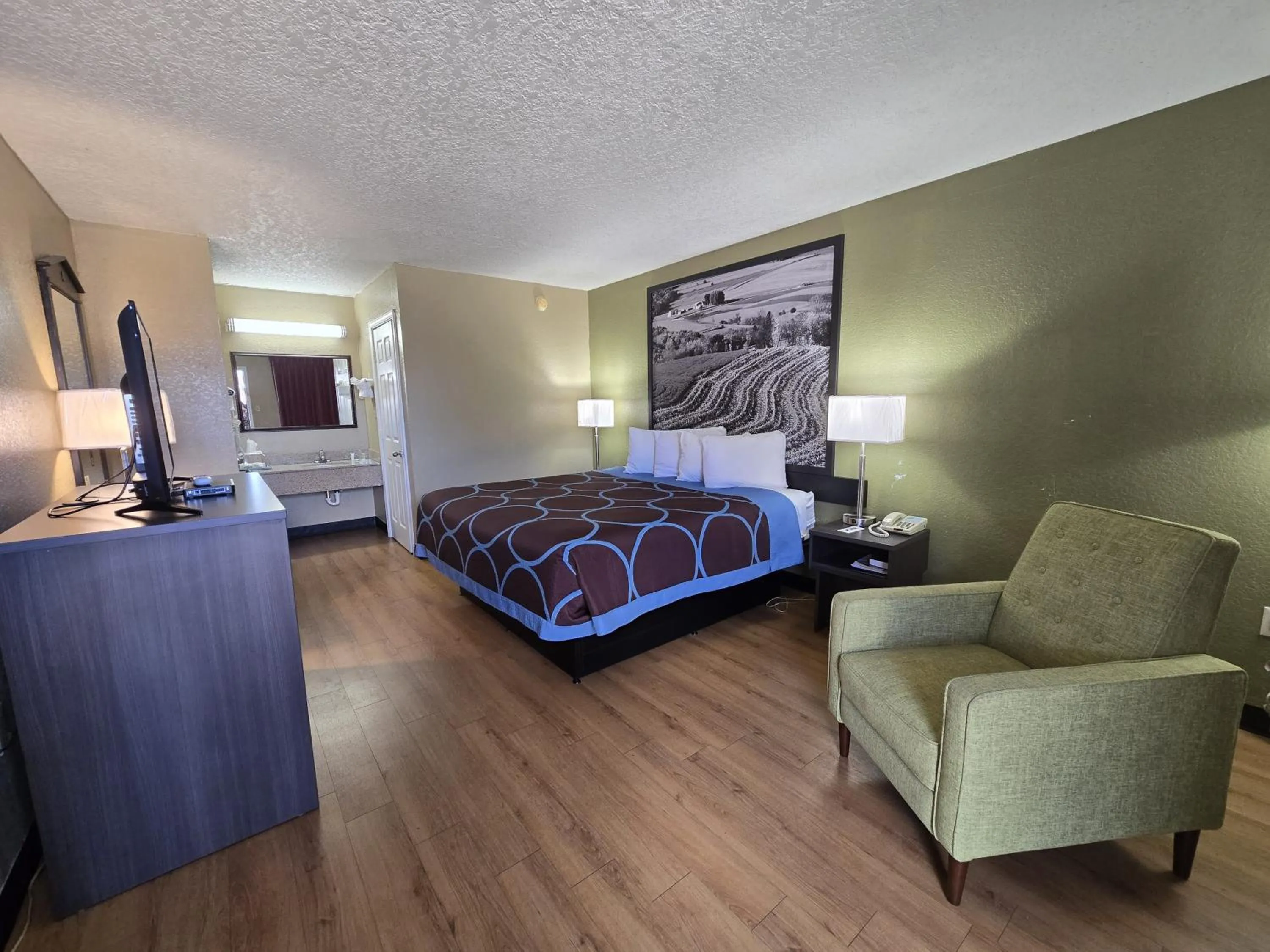 Photo of the whole room, Bed in Super 8 by Wyndham Arkadelphia Caddo Valley Area