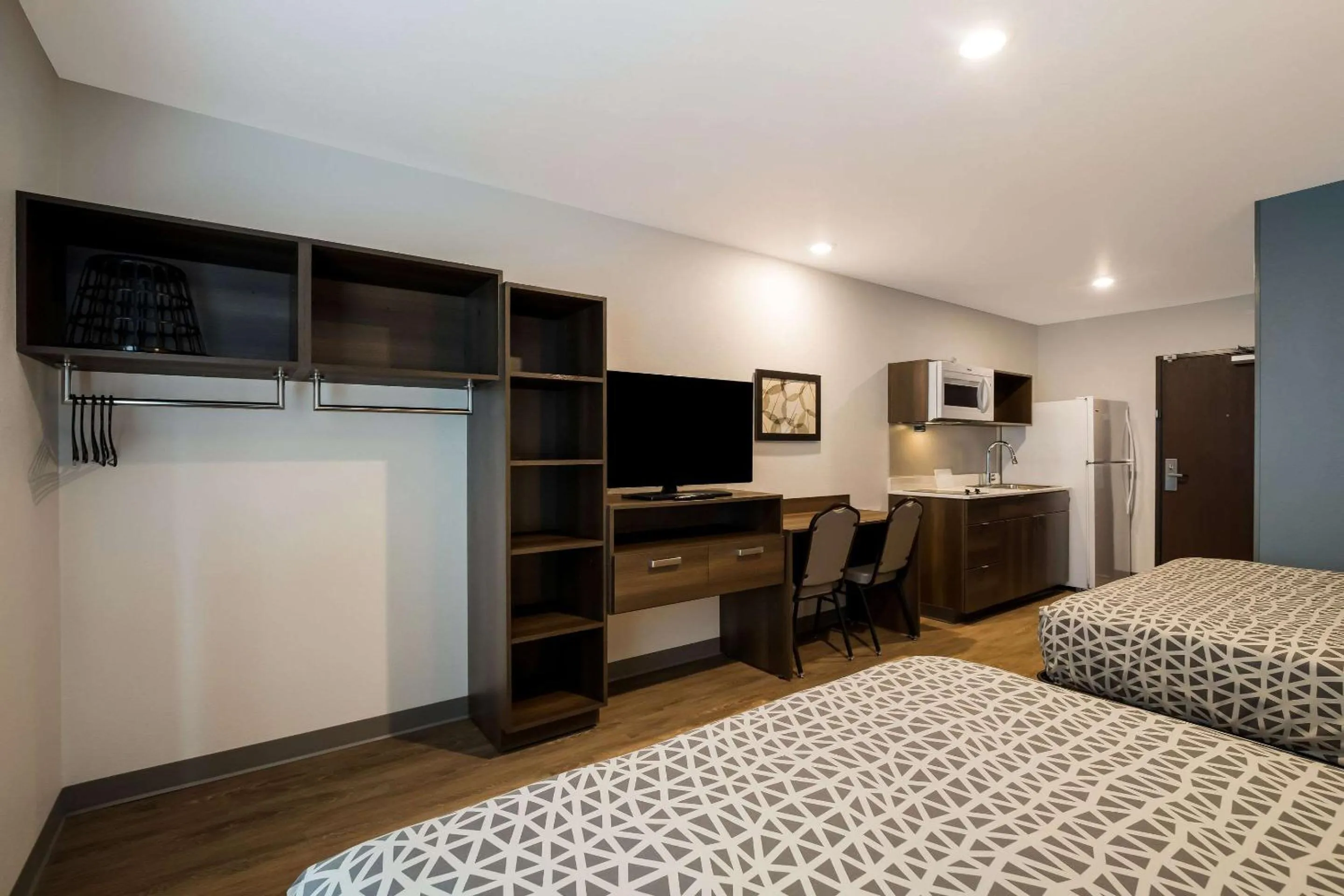 Bedroom, Bed in WoodSpring Suites Moreno Valley