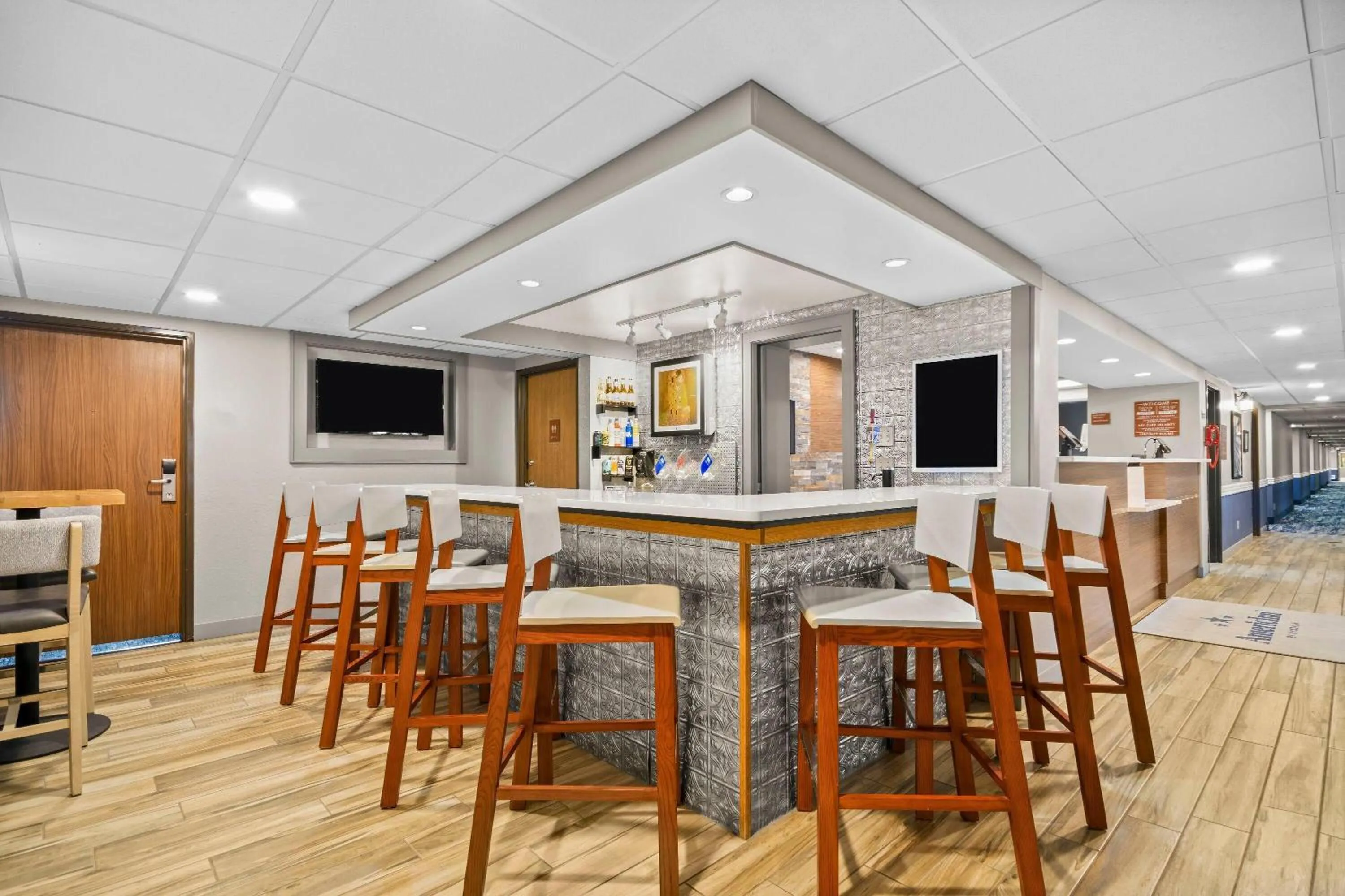 Lounge or bar in AmericInn by Wyndham Virginia