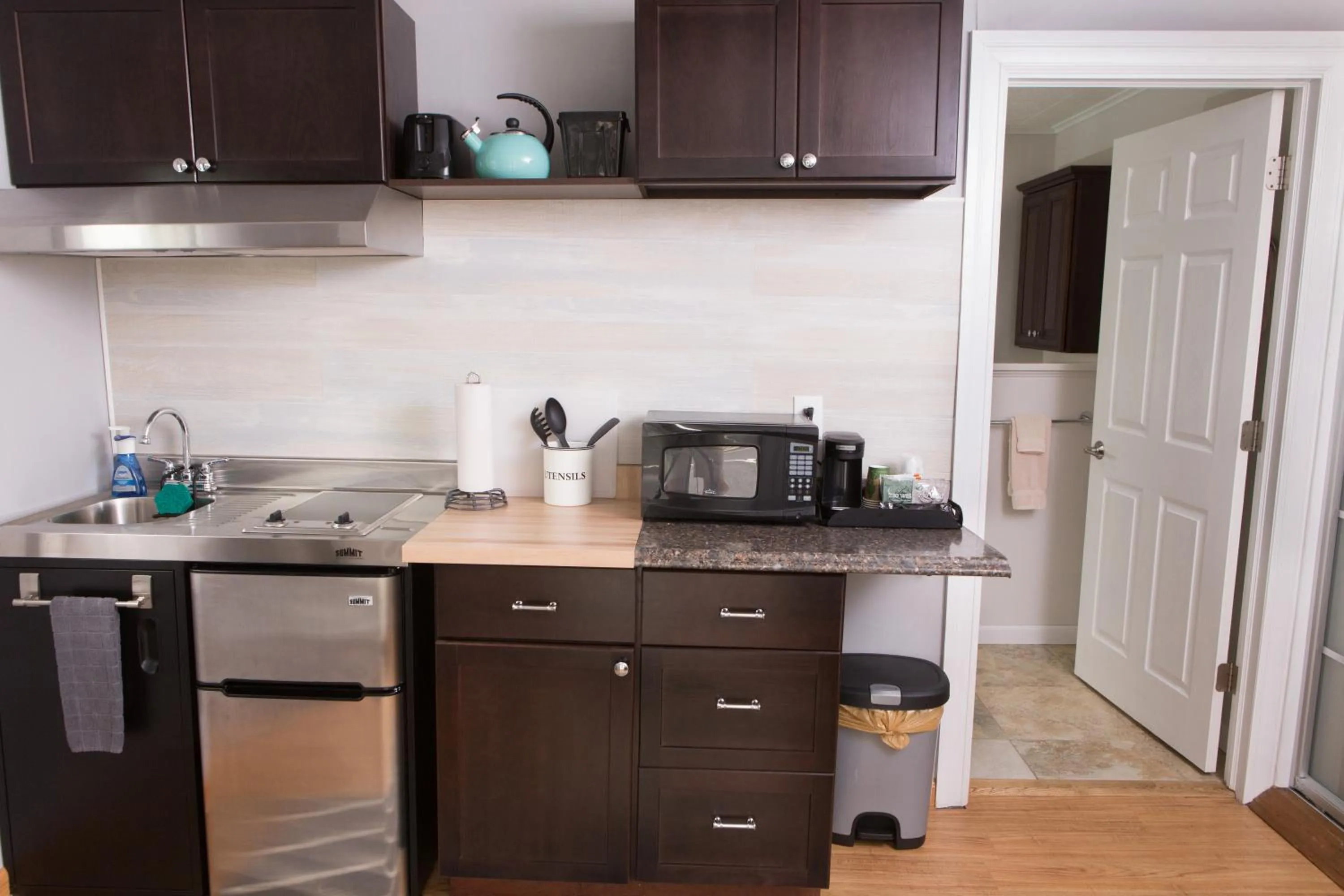 Kitchen or kitchenette in Knotty Pine Motel