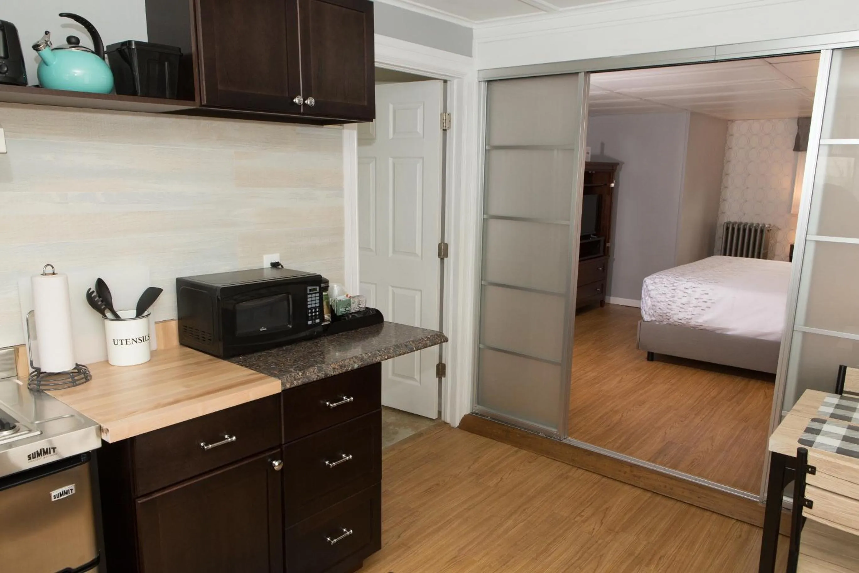 Kitchen or kitchenette, Bed in Knotty Pine Motel