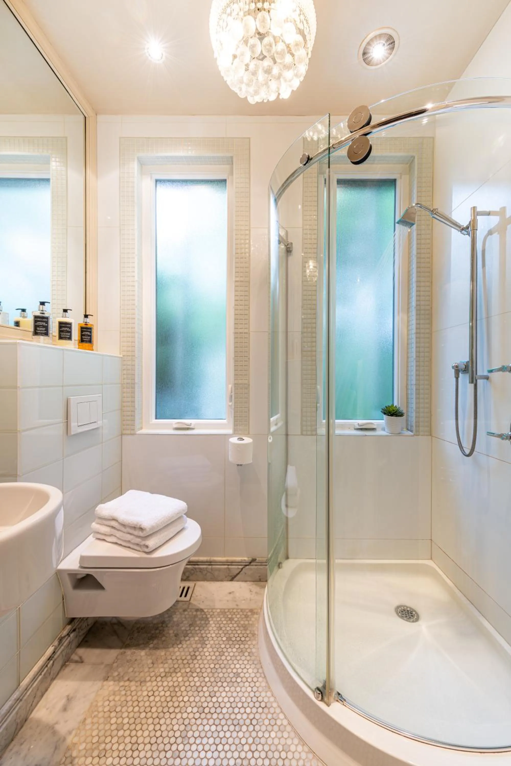 Shower in Stonehurst Place Bed & Breakfast