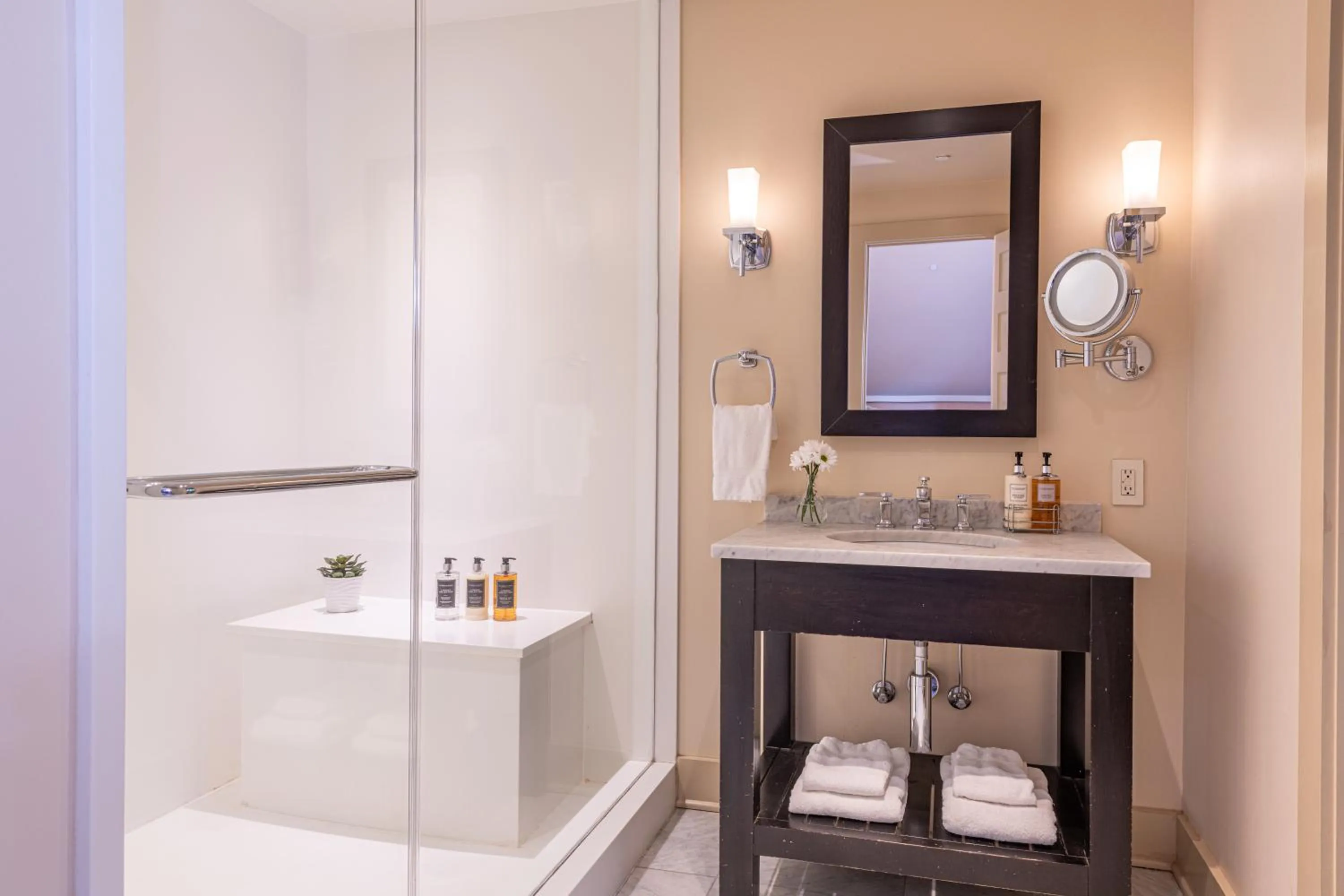 Shower in Stonehurst Place Bed & Breakfast