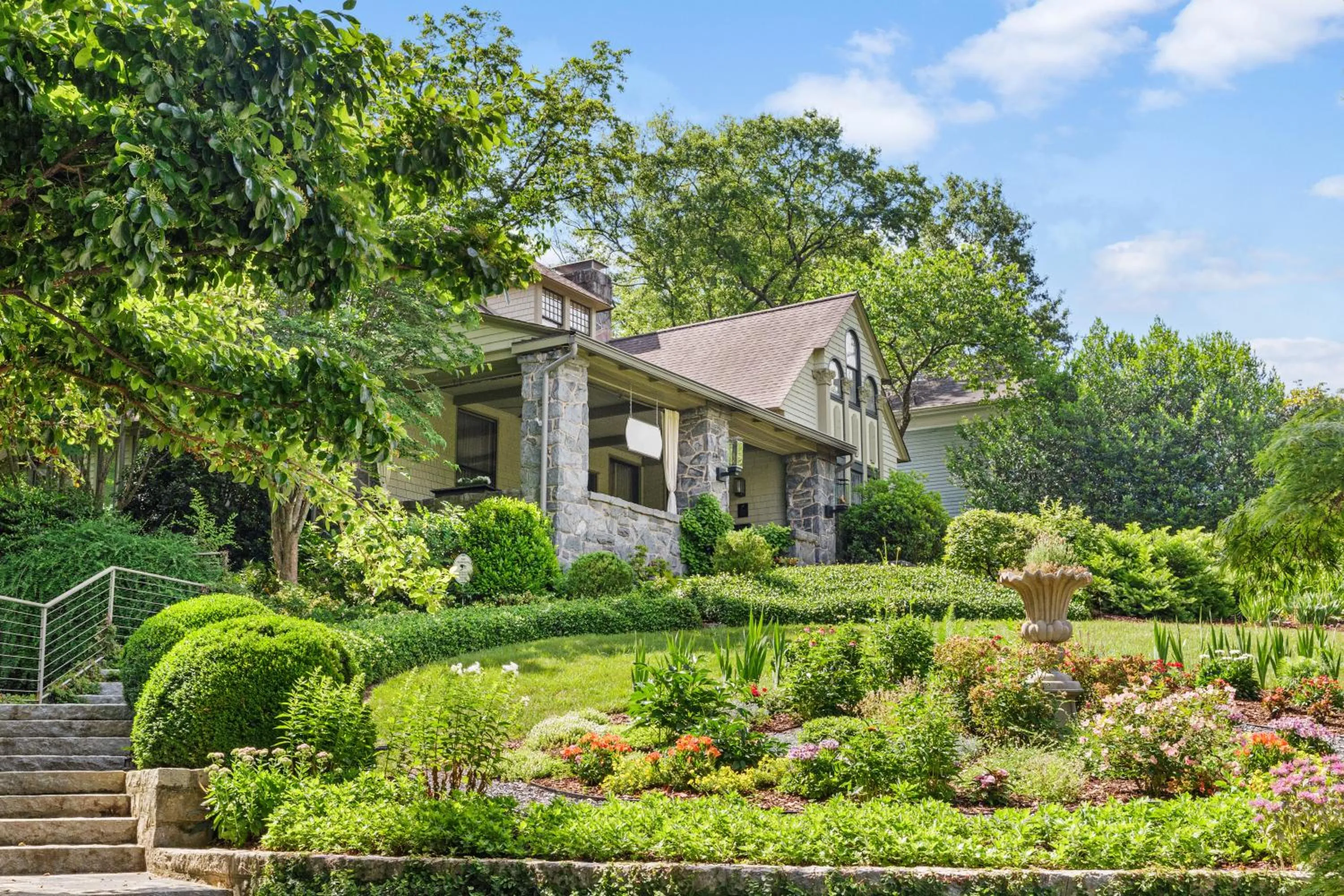 Spring in Stonehurst Place Bed & Breakfast