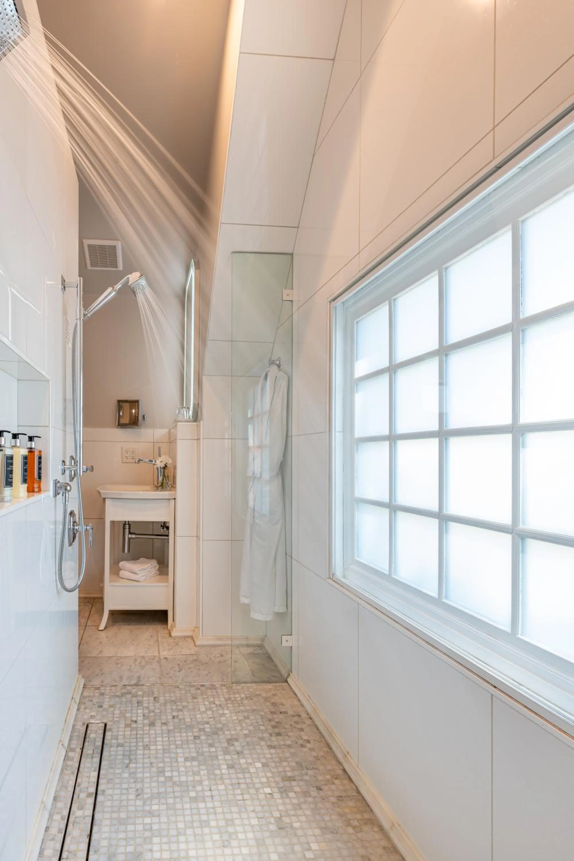 Shower in Stonehurst Place Bed & Breakfast