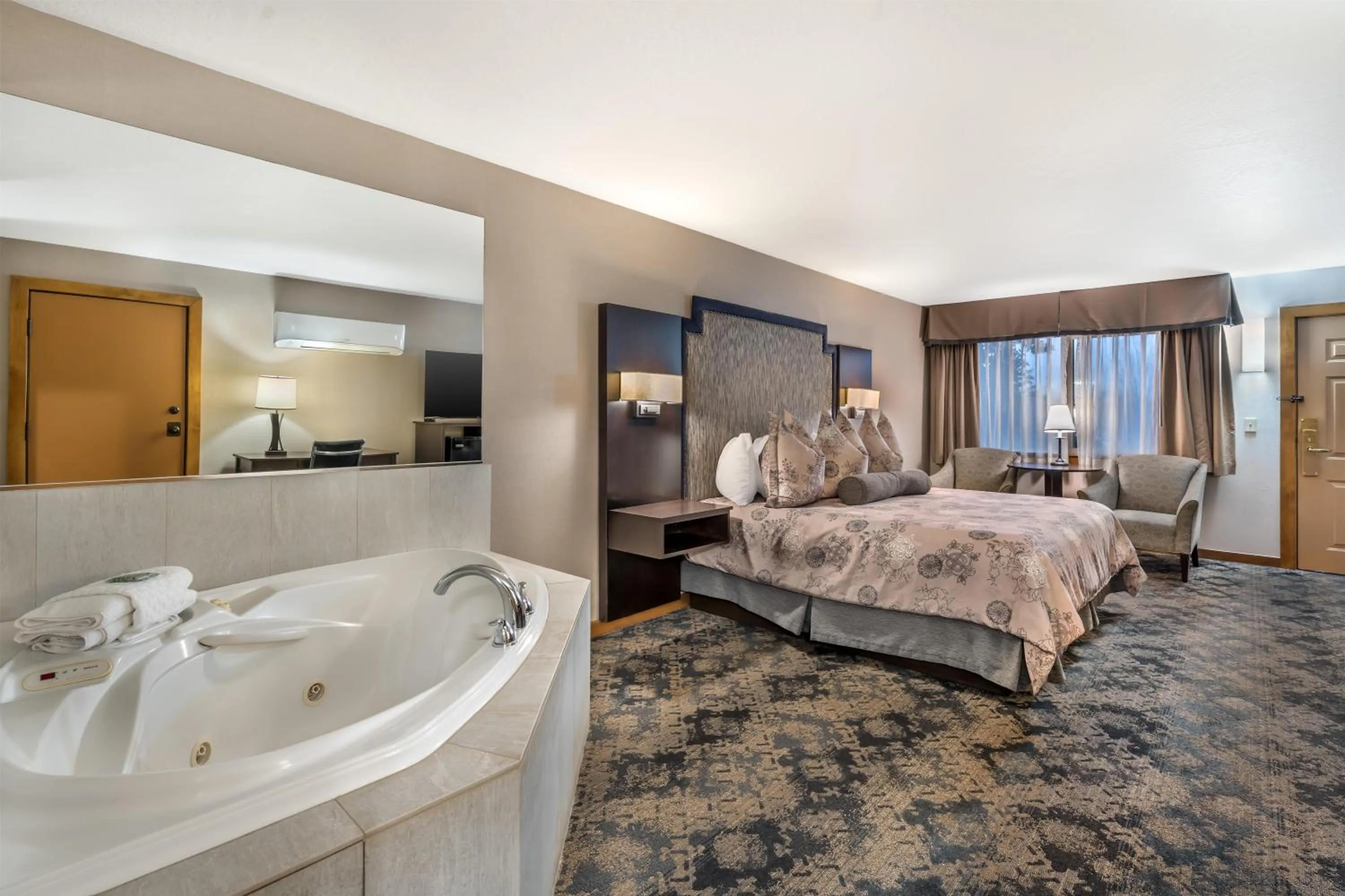 Photo of the whole room, Bed in Best Western Windsor Inn