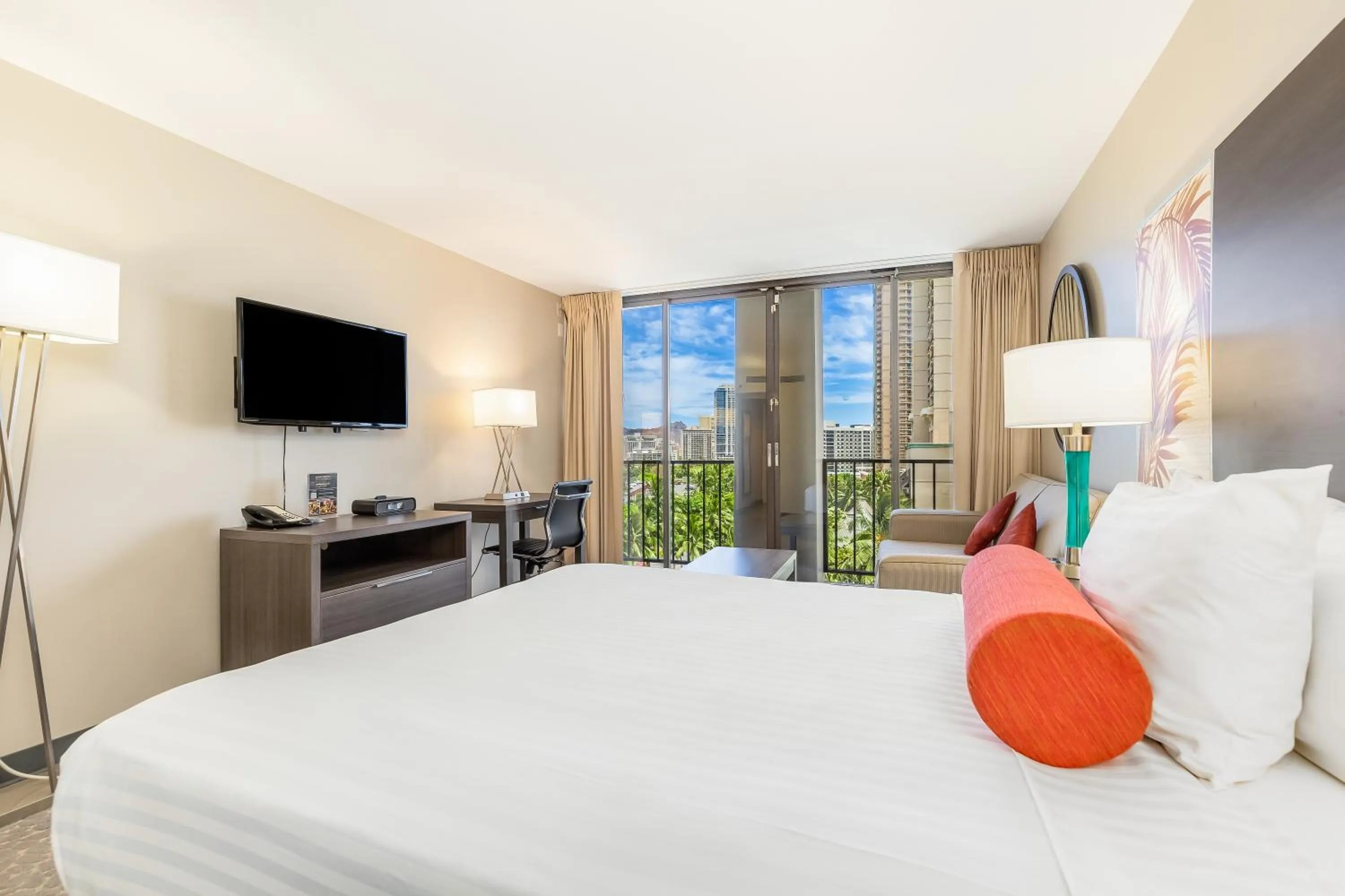 Bed in Castle at Palms at Waikīkī