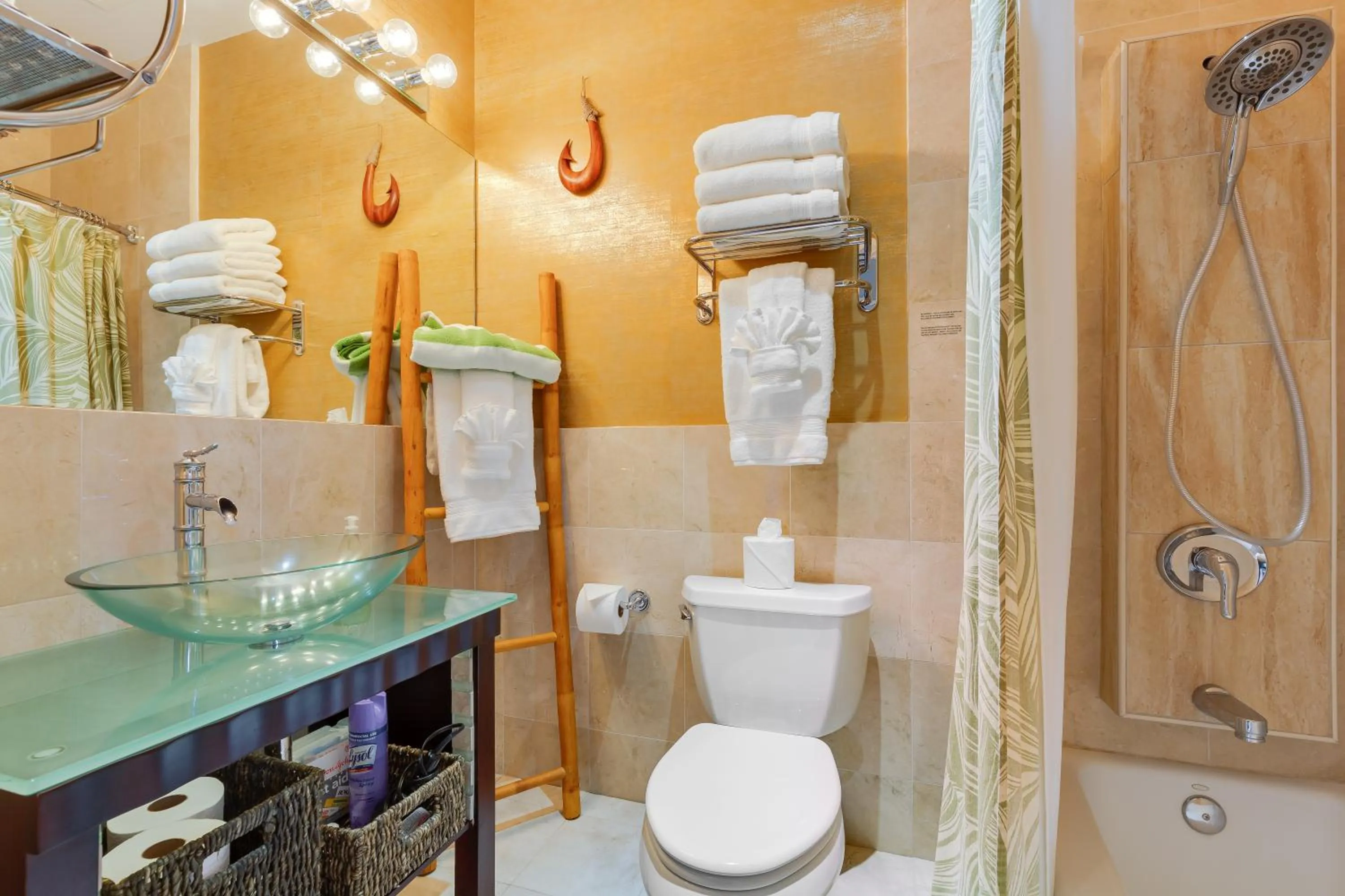 Shower in Castle at Palms at Waikīkī