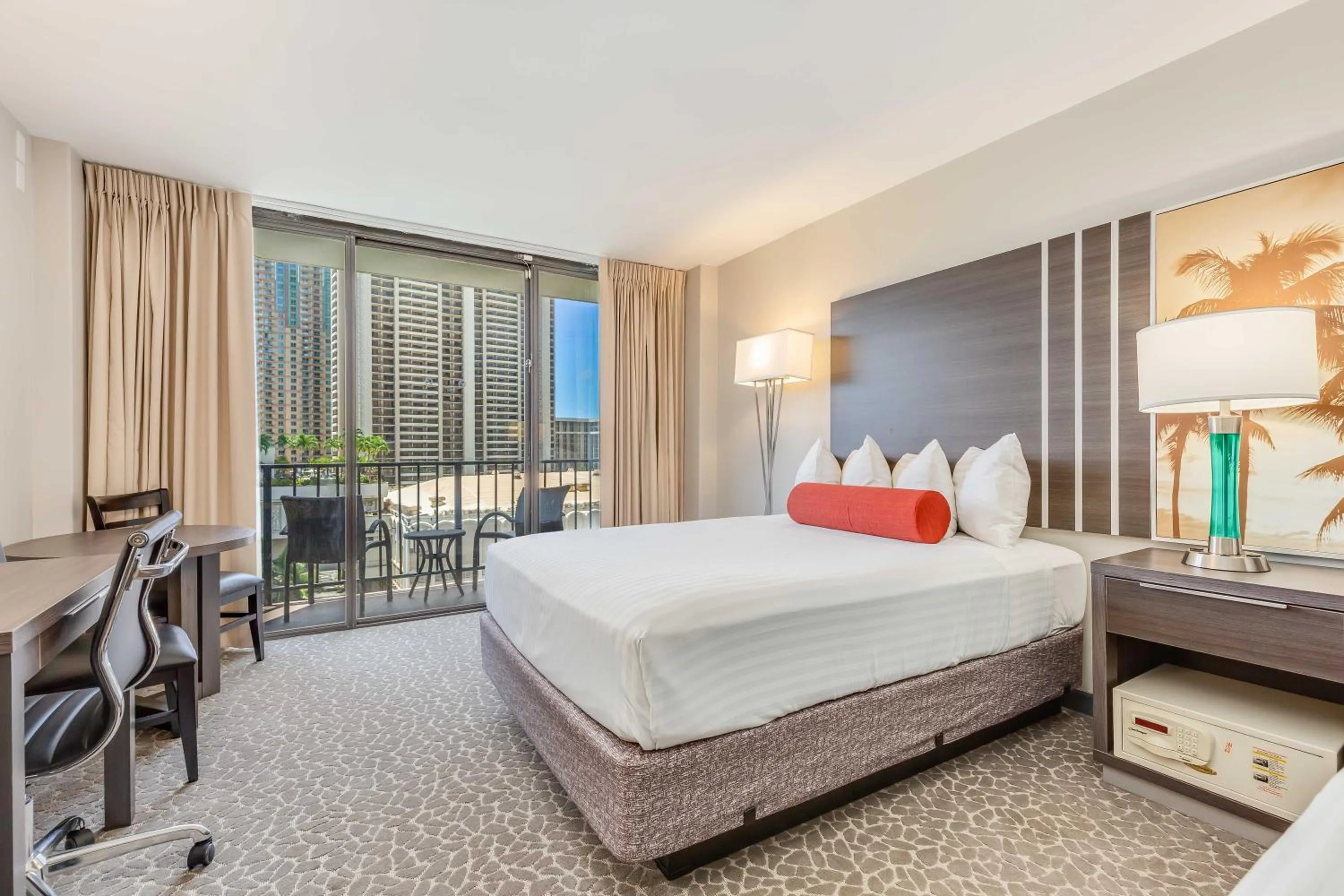 Bed in Castle at Palms at Waikīkī