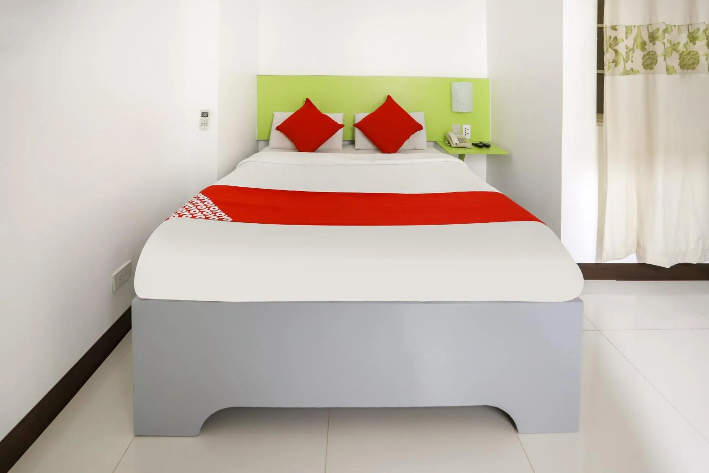 Bedroom, Bed in OYO 210 Apple Tree Suites