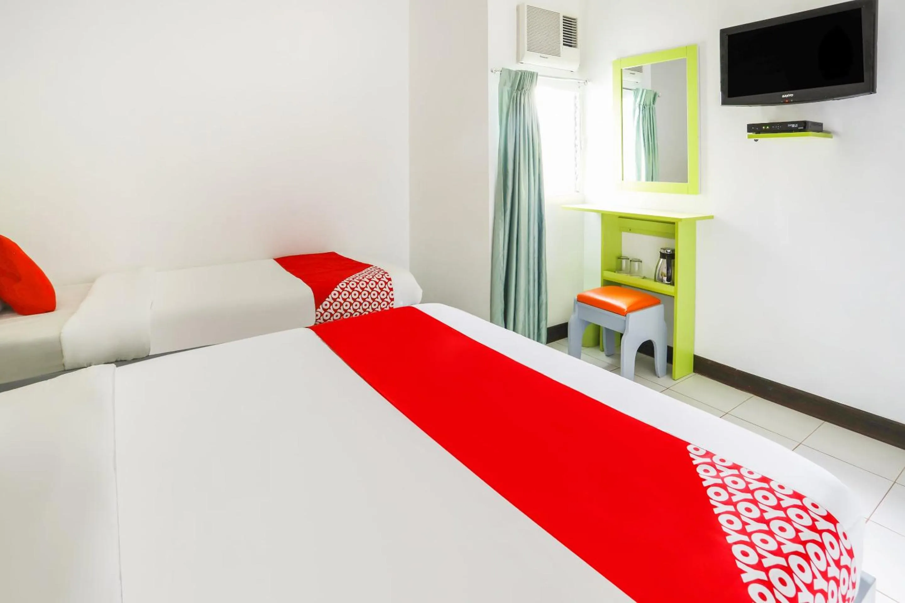 Bedroom, Bed in OYO 210 Apple Tree Suites