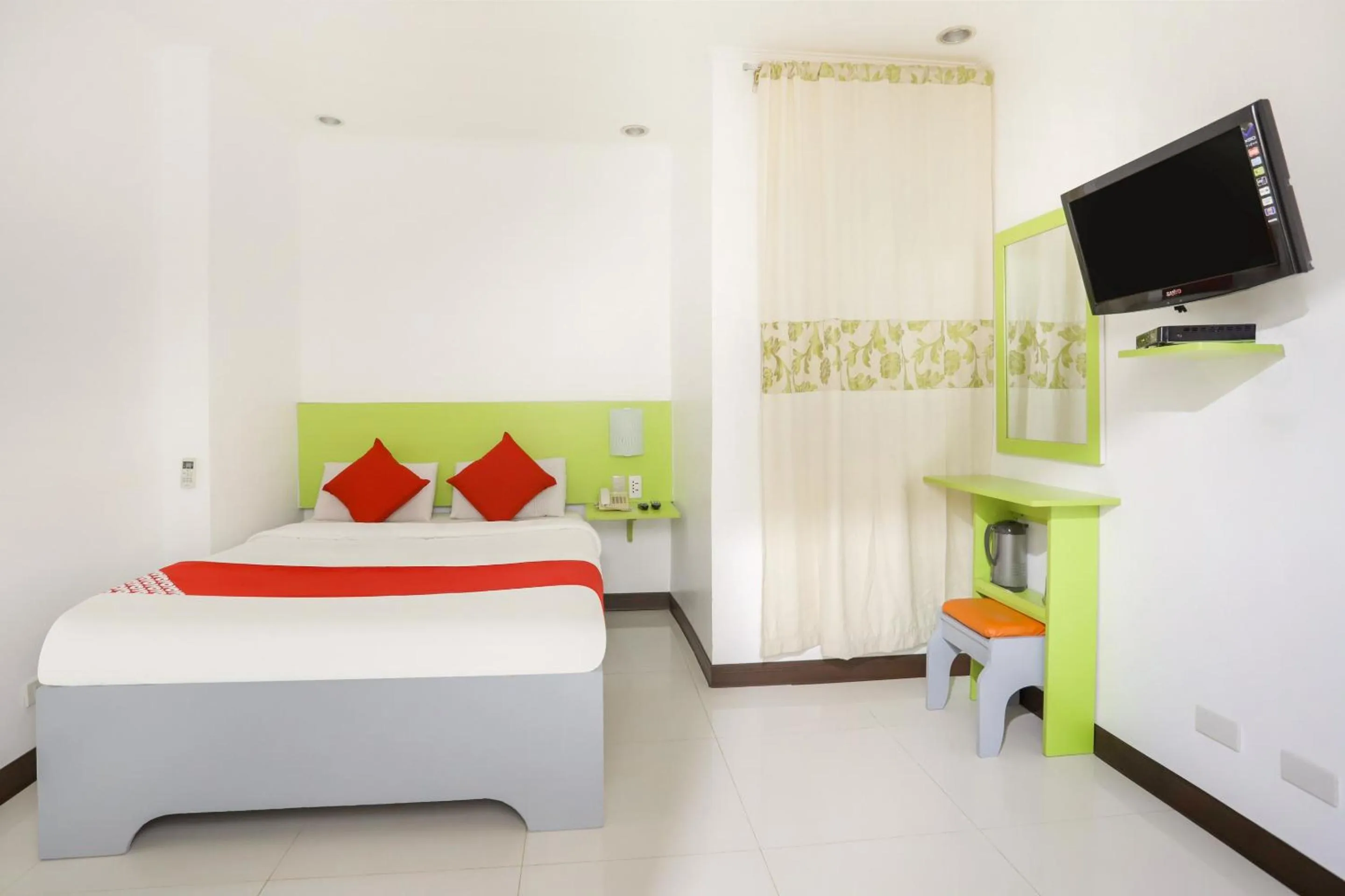 Bedroom, Bed in OYO 210 Apple Tree Suites