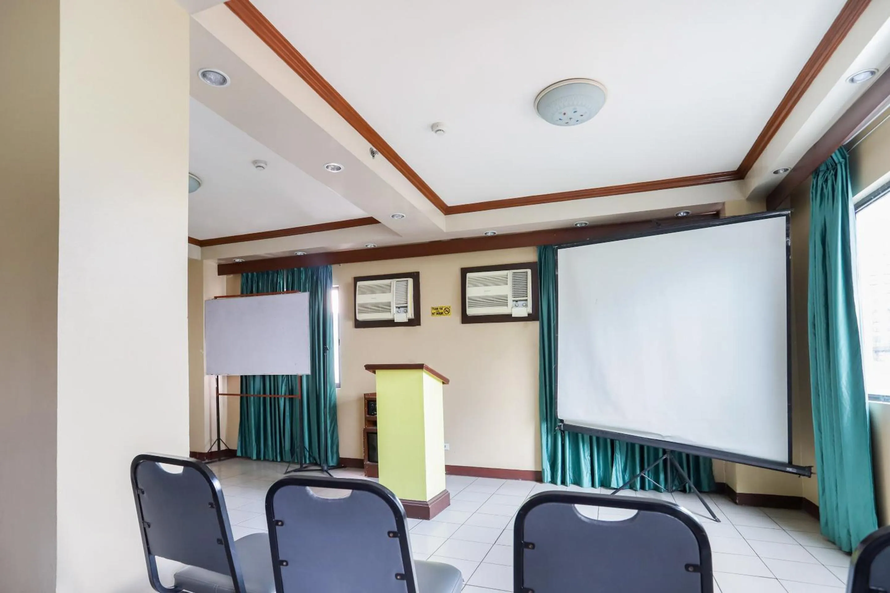 Business facilities in OYO 210 Apple Tree Suites