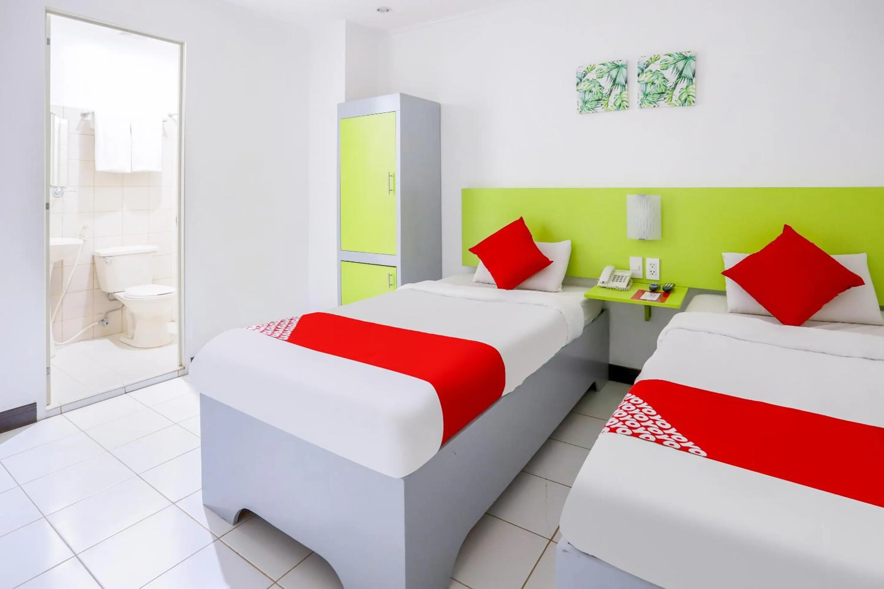 Bedroom, Bed in OYO 210 Apple Tree Suites