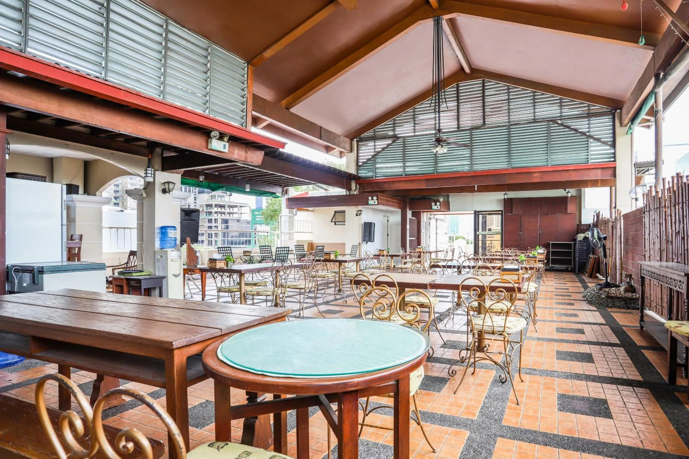 Restaurant/places to eat in OYO 210 Apple Tree Suites