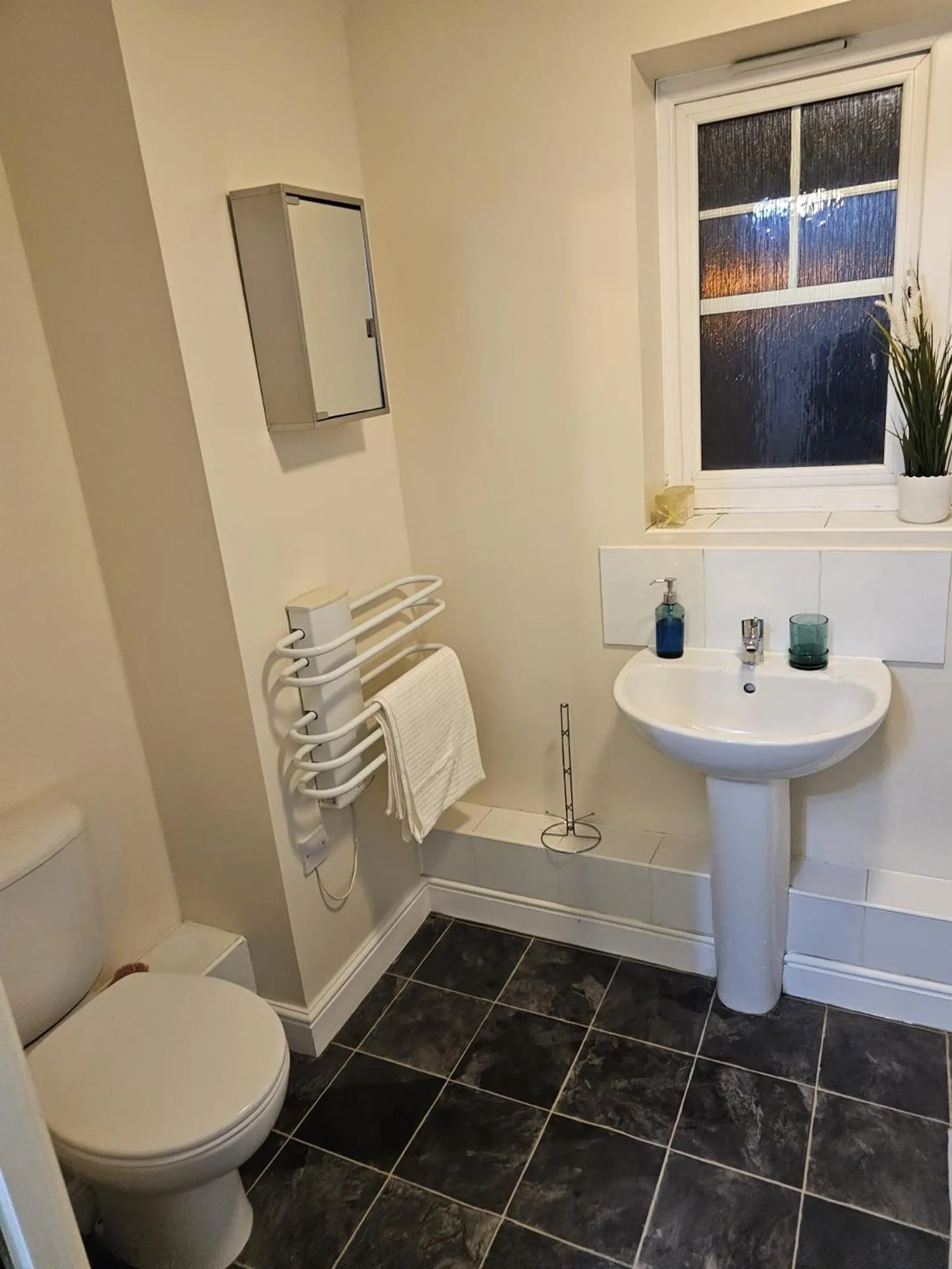 Bathroom in Sleek 4 bed Apartment with 2 bathrooms