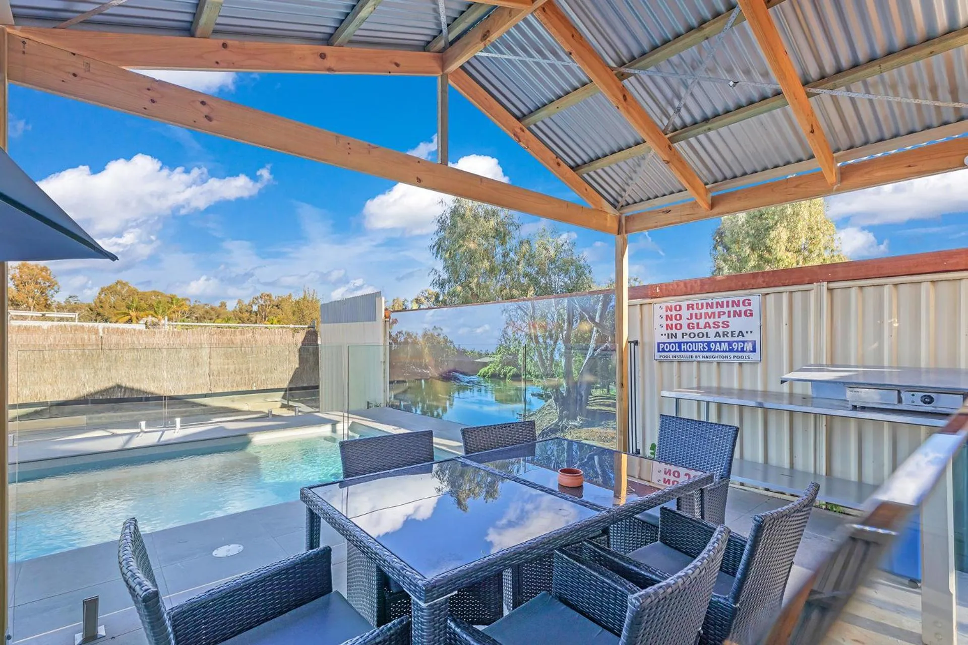 Swimming pool in Golden River Motor Inn