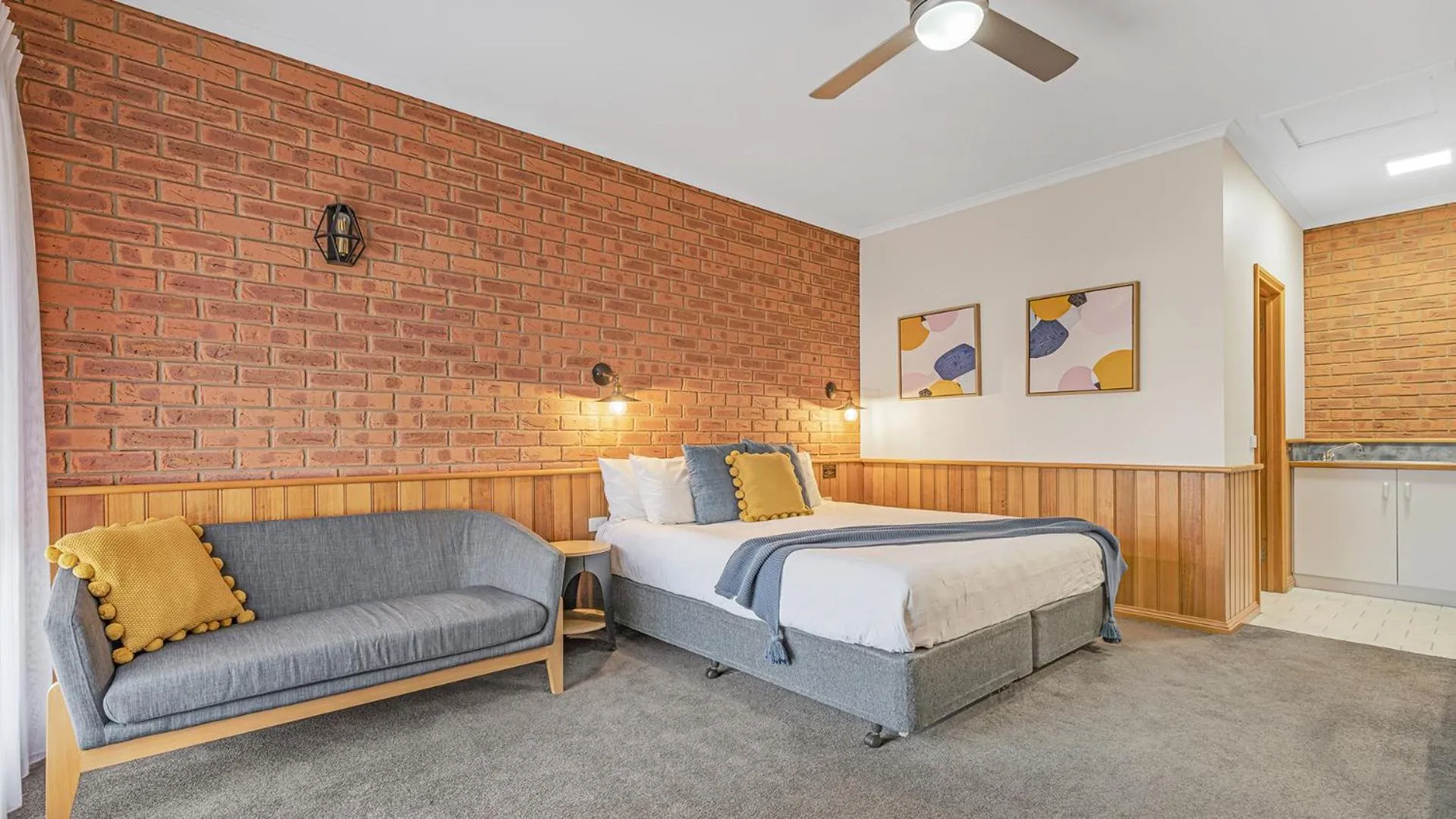 Bed in Golden River Motor Inn