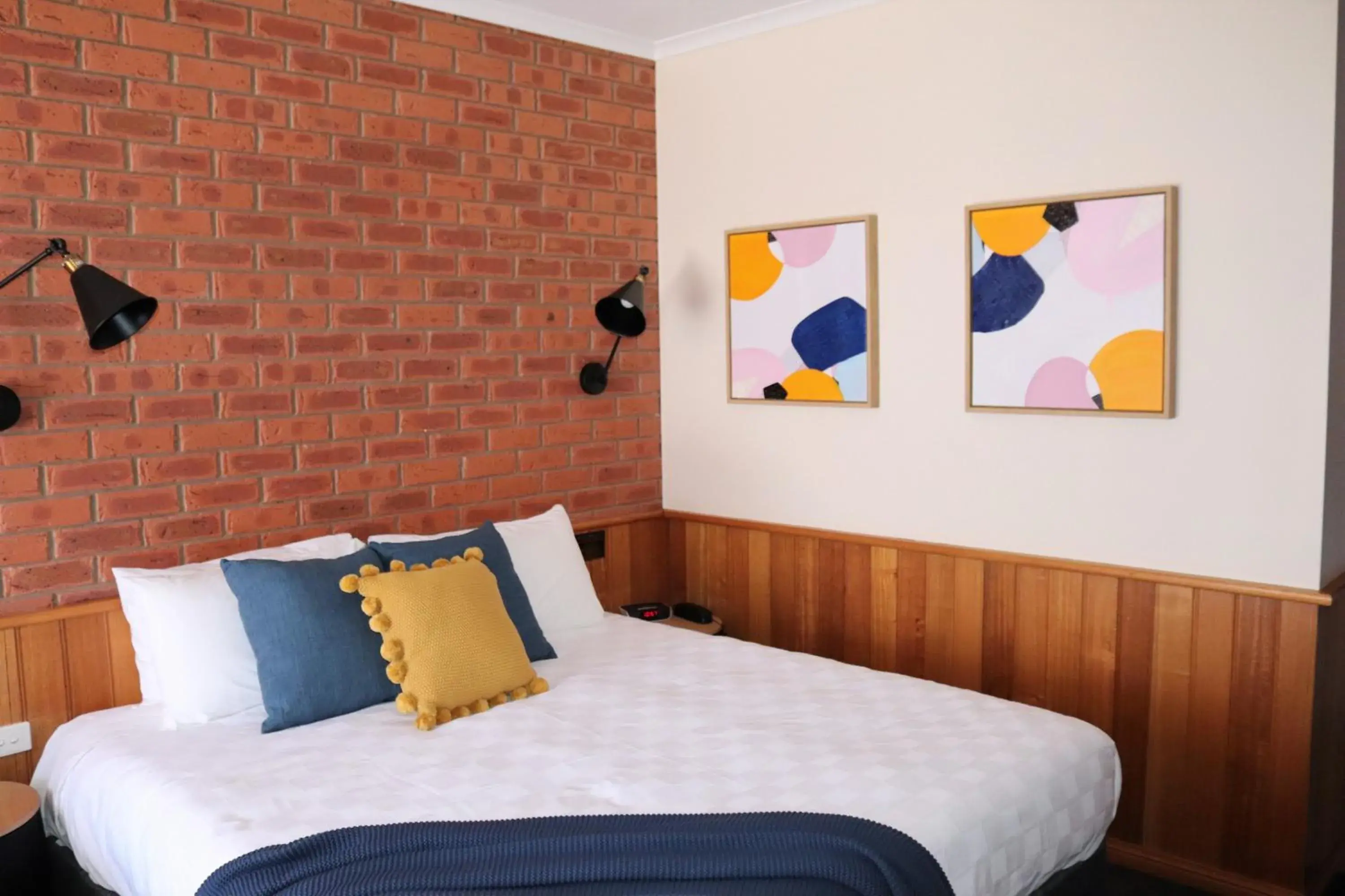 Deluxe King Room in Golden River Motor Inn Deluxe King Room in Golden River Motor Inn