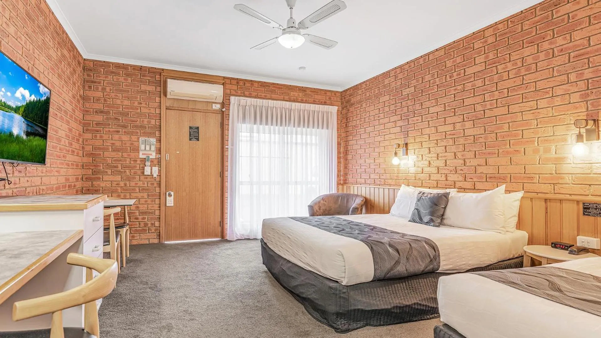 Photo of the whole room, Bed in Golden River Motor Inn