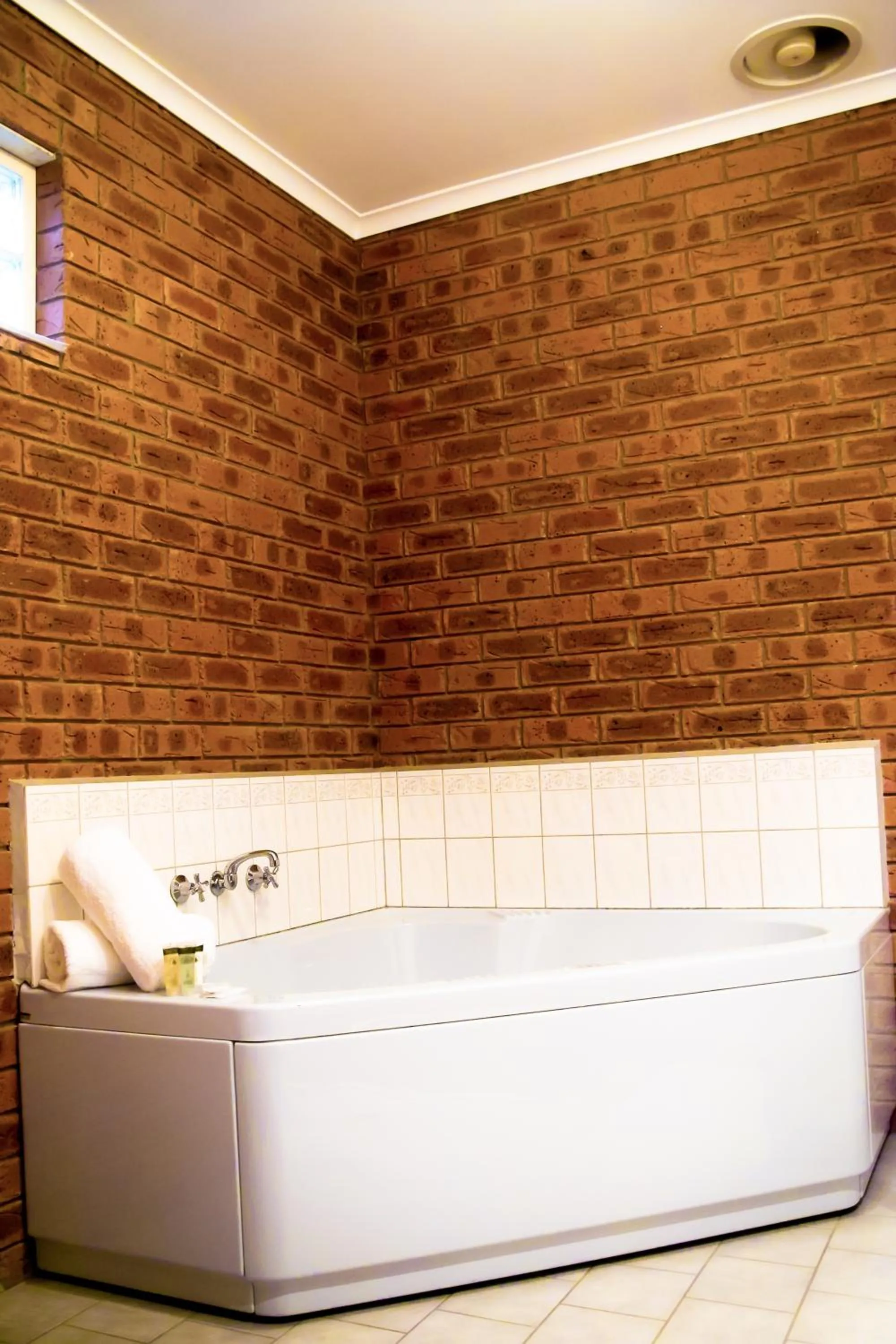 Bathroom in Golden River Motor Inn