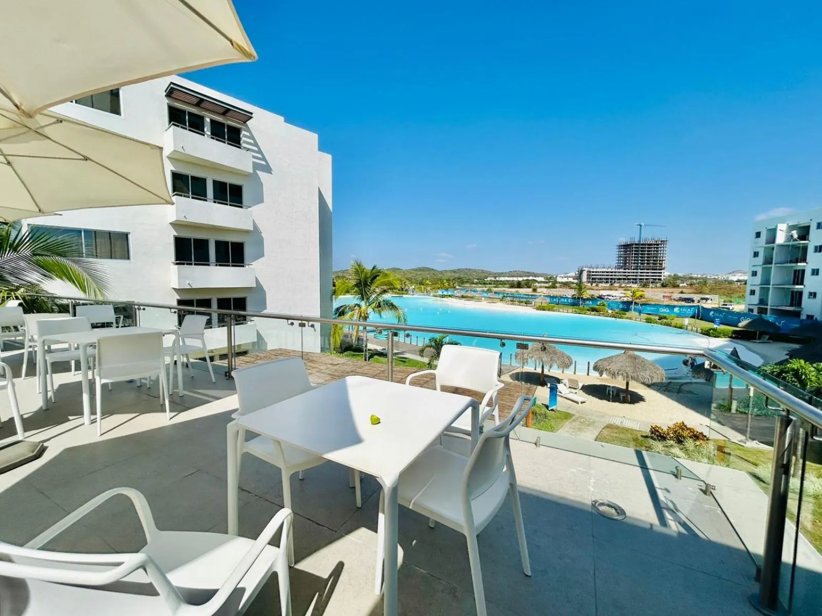 Day in Bluú lagoon · Depa enorme alberca