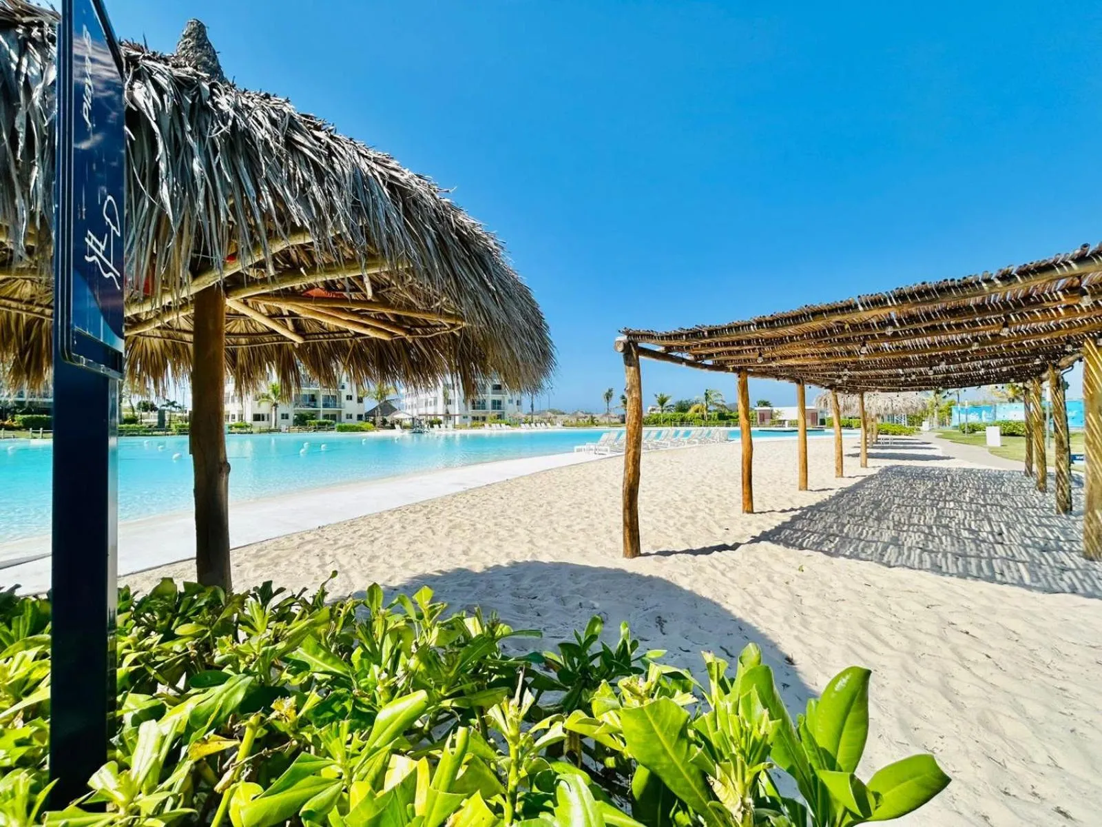 Day in Bluú lagoon · Depa enorme alberca