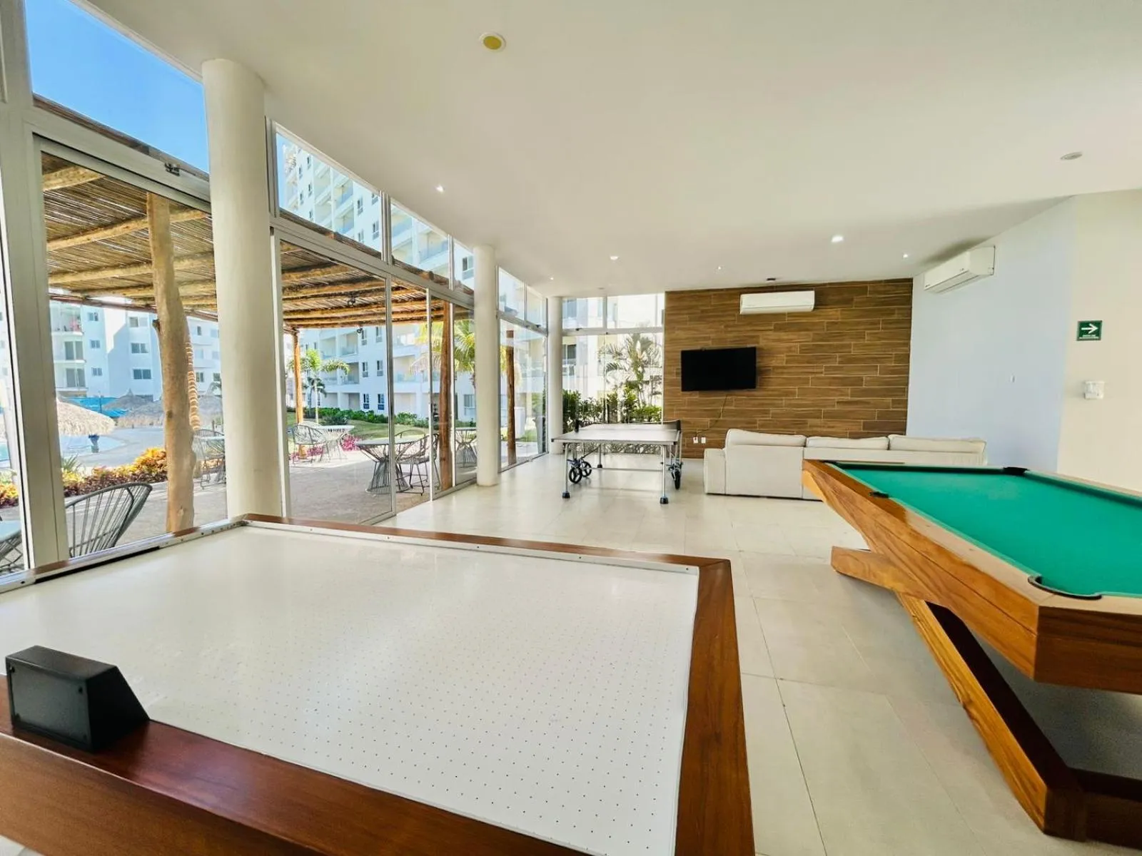 Billiard in Bluú lagoon · Depa enorme alberca