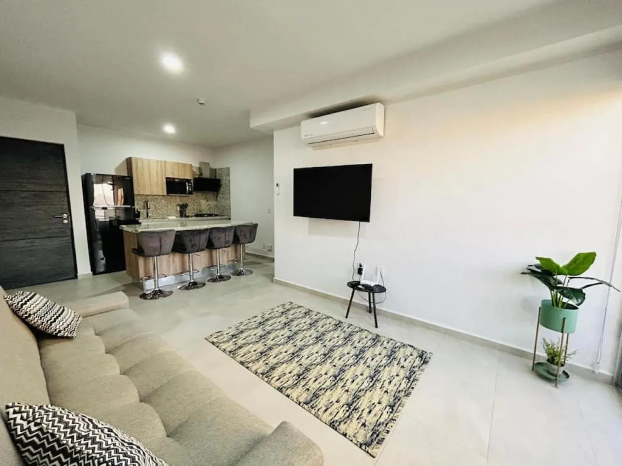 Communal lounge/ TV room in Bluú lagoon · Depa enorme alberca