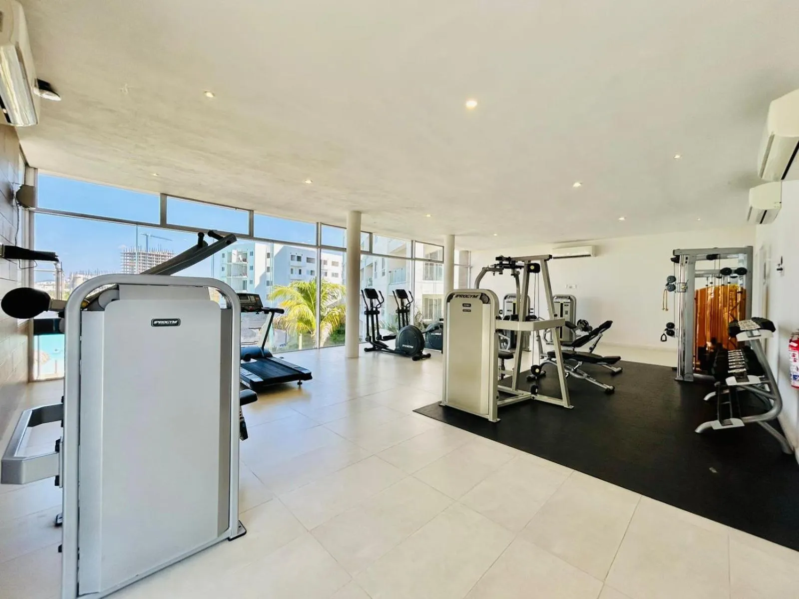 Fitness centre/facilities in Bluú lagoon · Depa enorme alberca