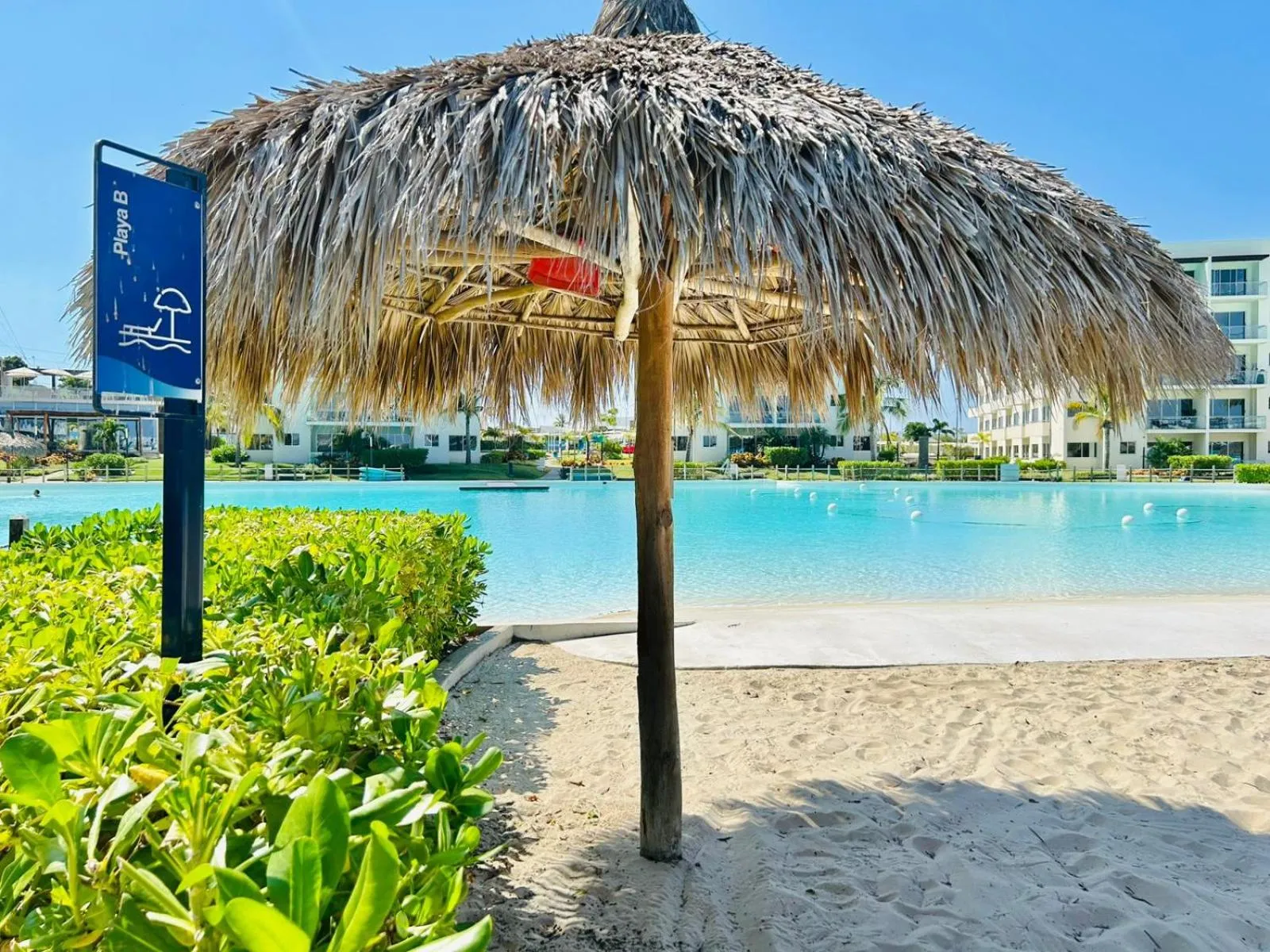 Pool view in Bluú lagoon · Depa enorme alberca