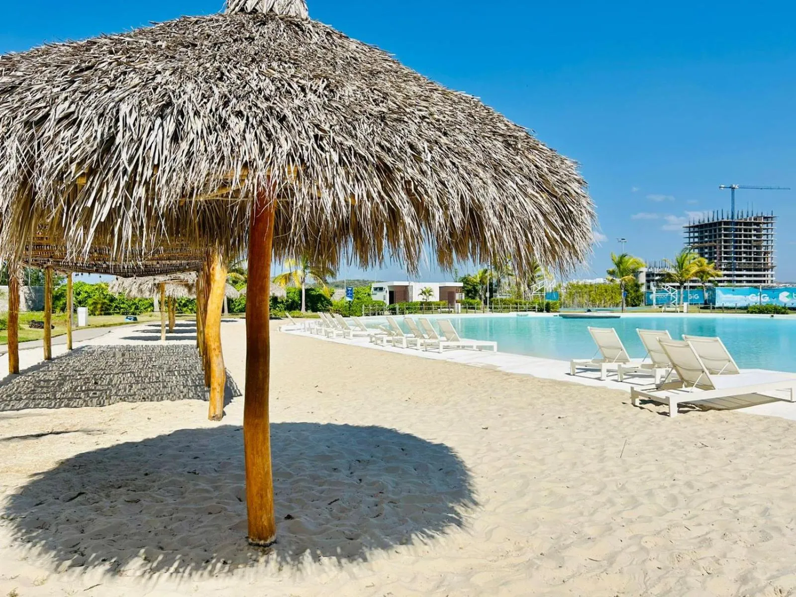 Day in Bluú lagoon · Depa enorme alberca