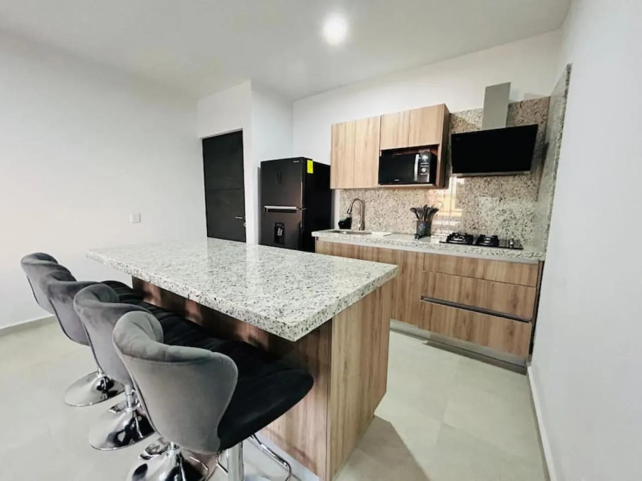 Dining area in Bluú lagoon · Depa enorme alberca