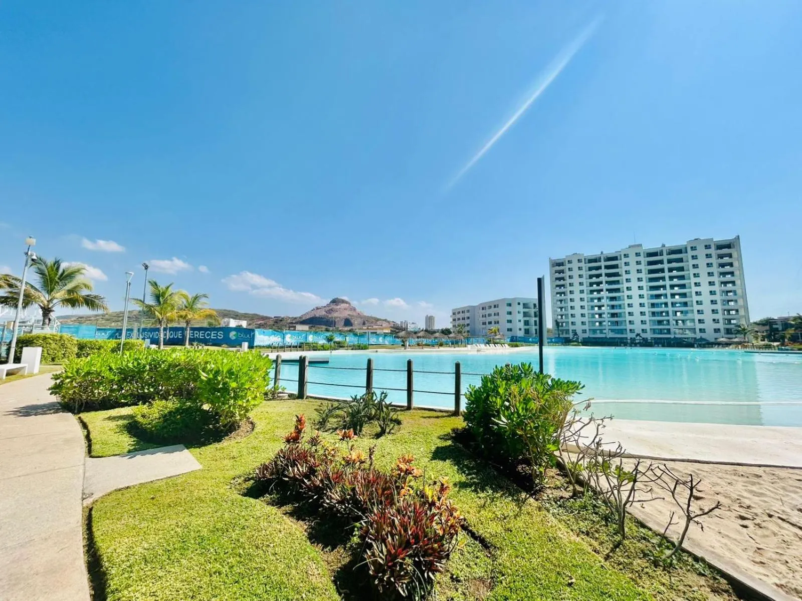 Day in Bluú lagoon · Depa enorme alberca