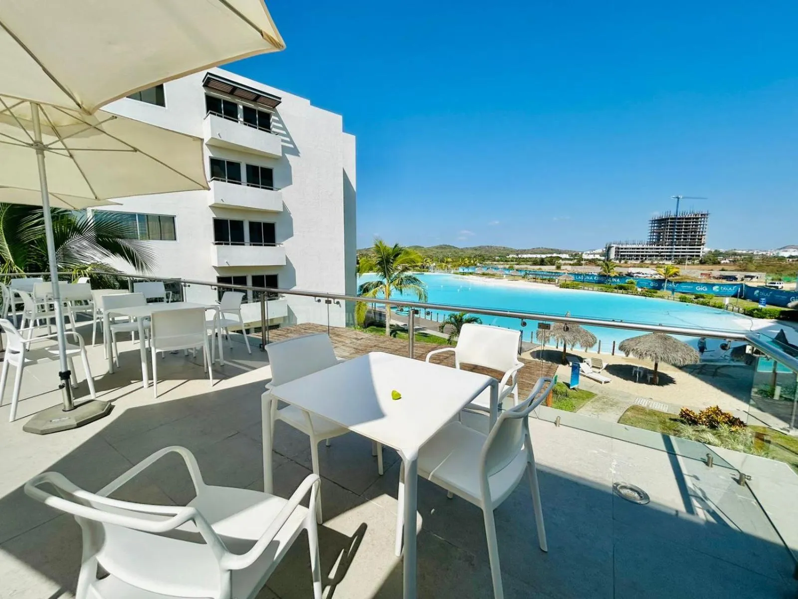 Day in Bluú lagoon · Depa enorme alberca