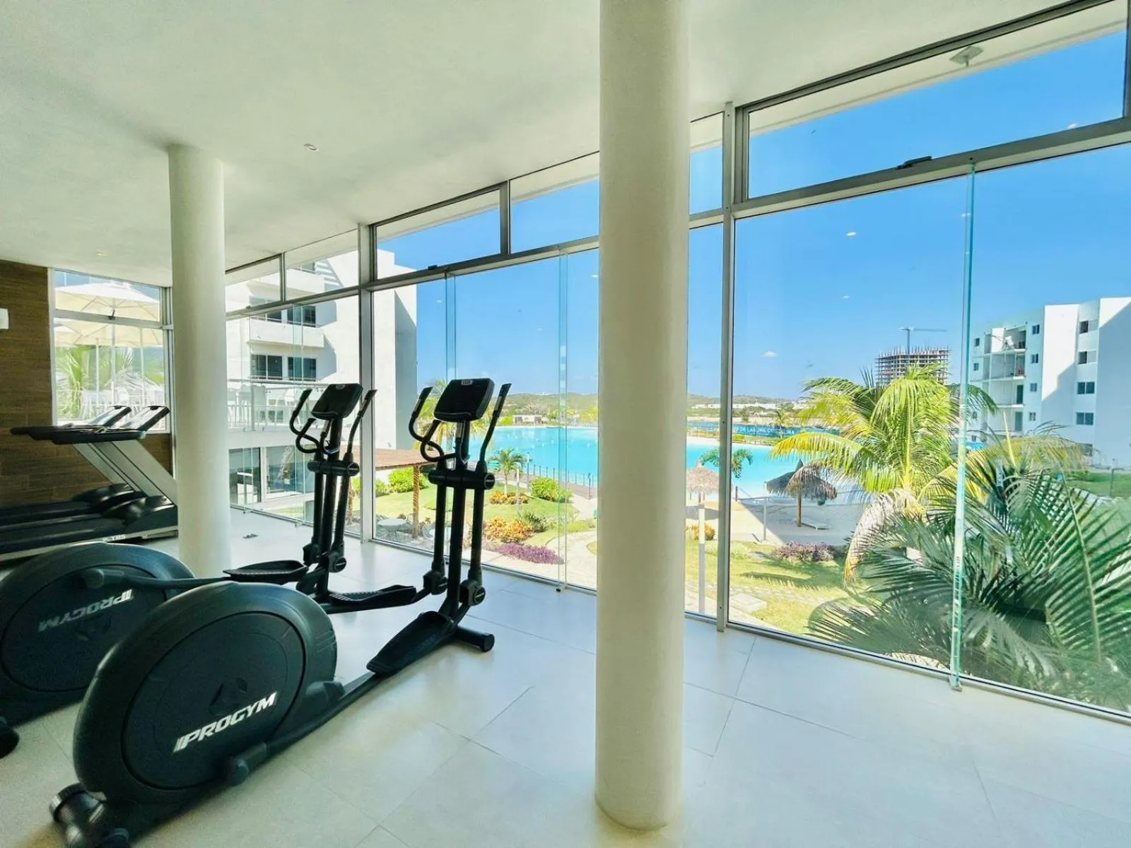 Fitness centre/facilities in Bluú lagoon · Depa enorme alberca