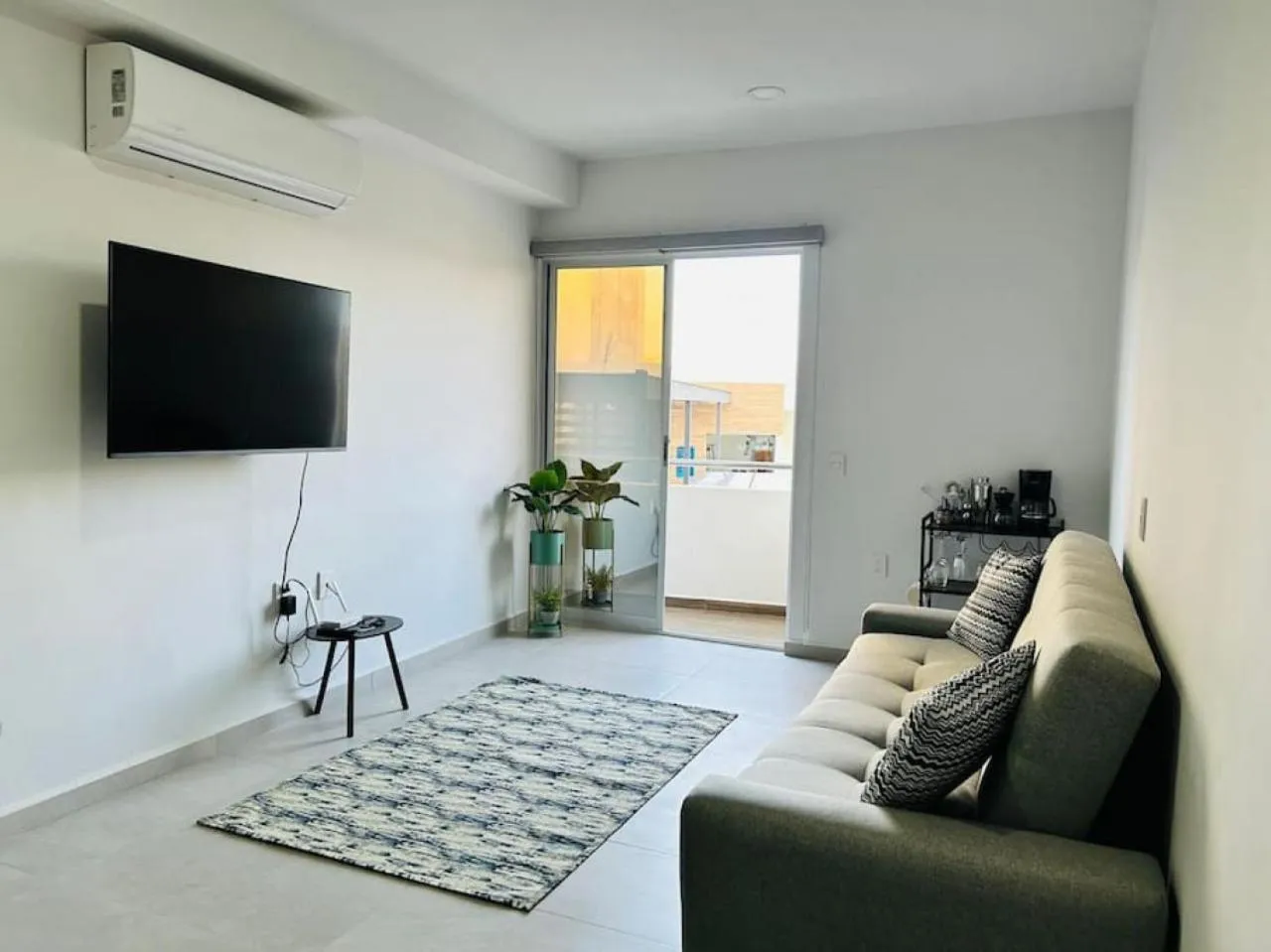 Communal lounge/ TV room in Bluú lagoon · Depa enorme alberca