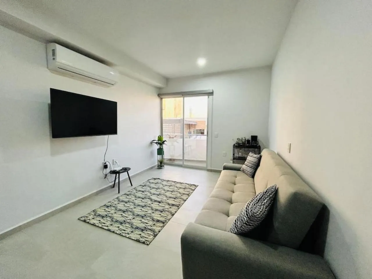 Communal lounge/ TV room in Bluú lagoon · Depa enorme alberca