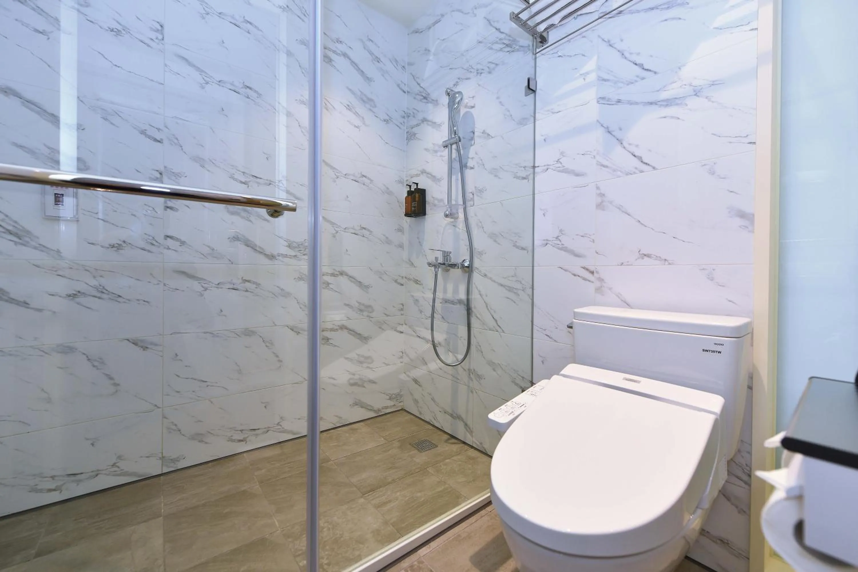 Shower in Fullon Poshtel - Shuili