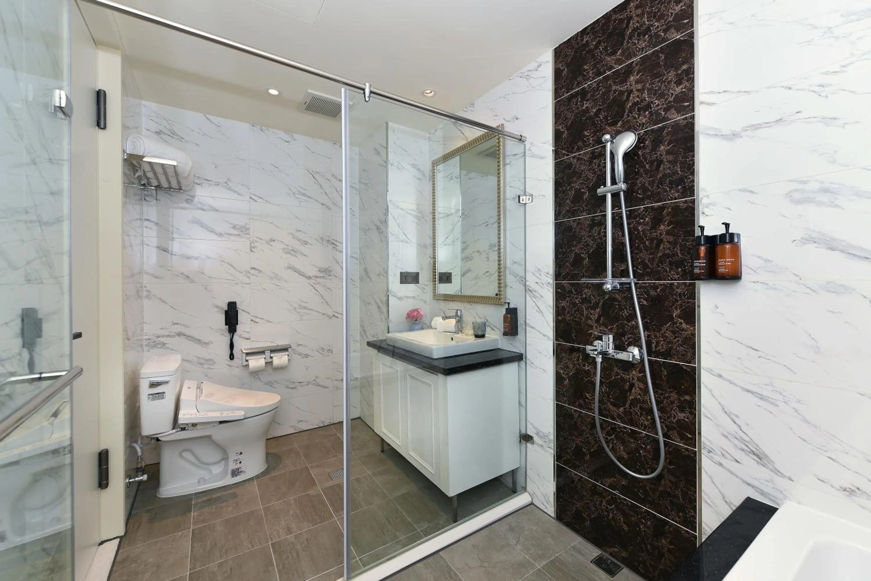 Shower in Fullon Poshtel - Shuili