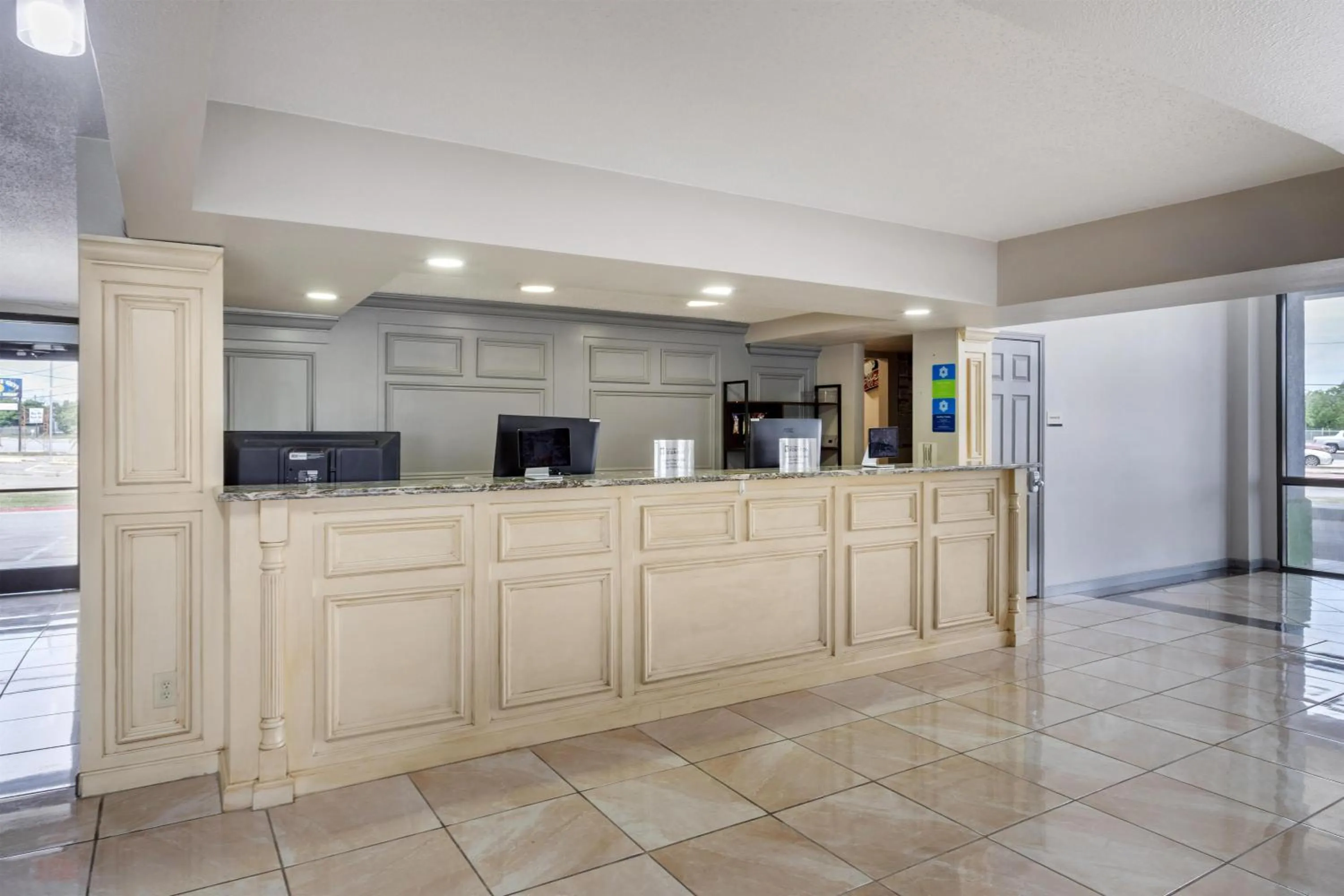 Lobby or reception in SureStay Studio by Best Western Victoria