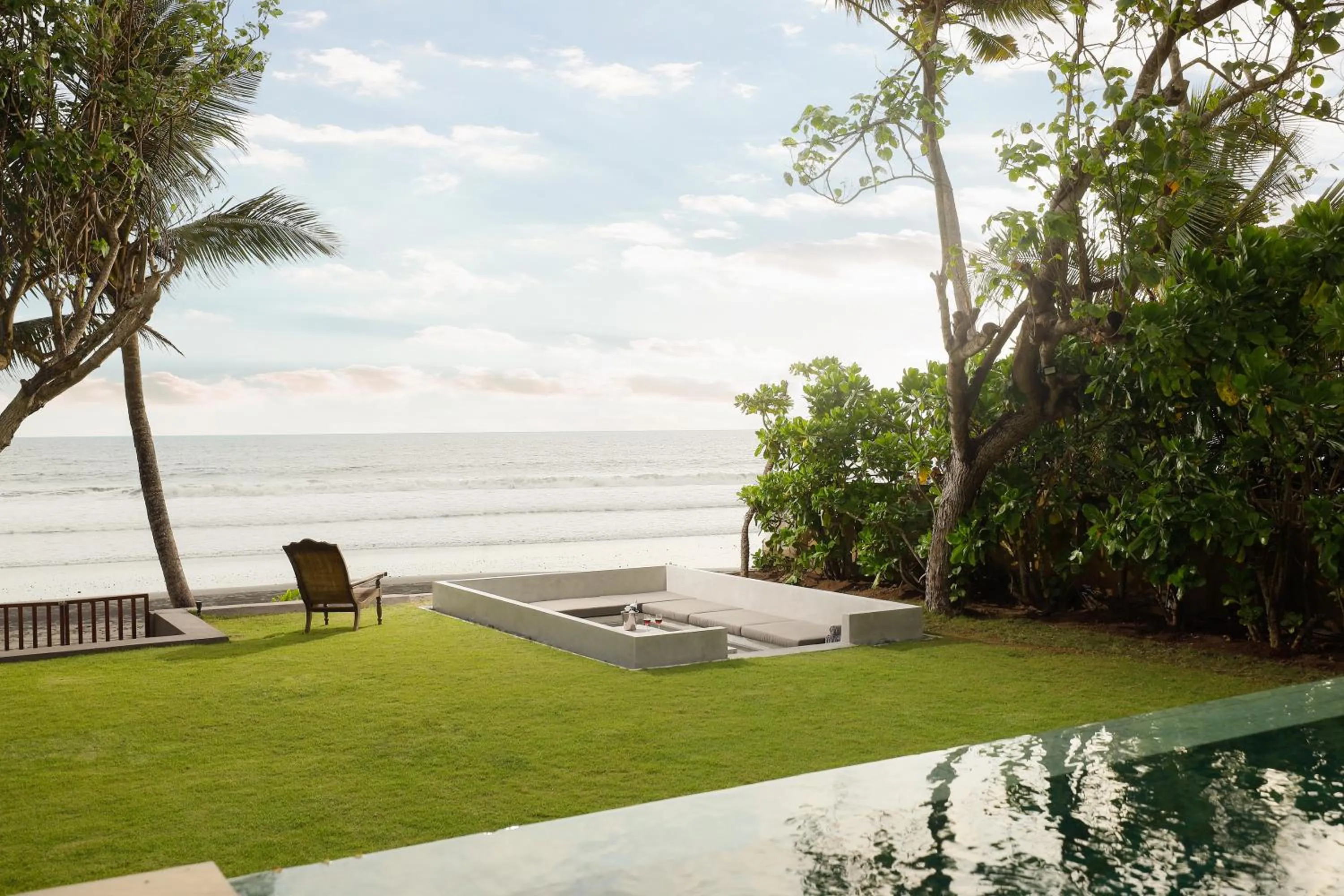 Day in Black Beach Villa - Absolute Beachfront Escape