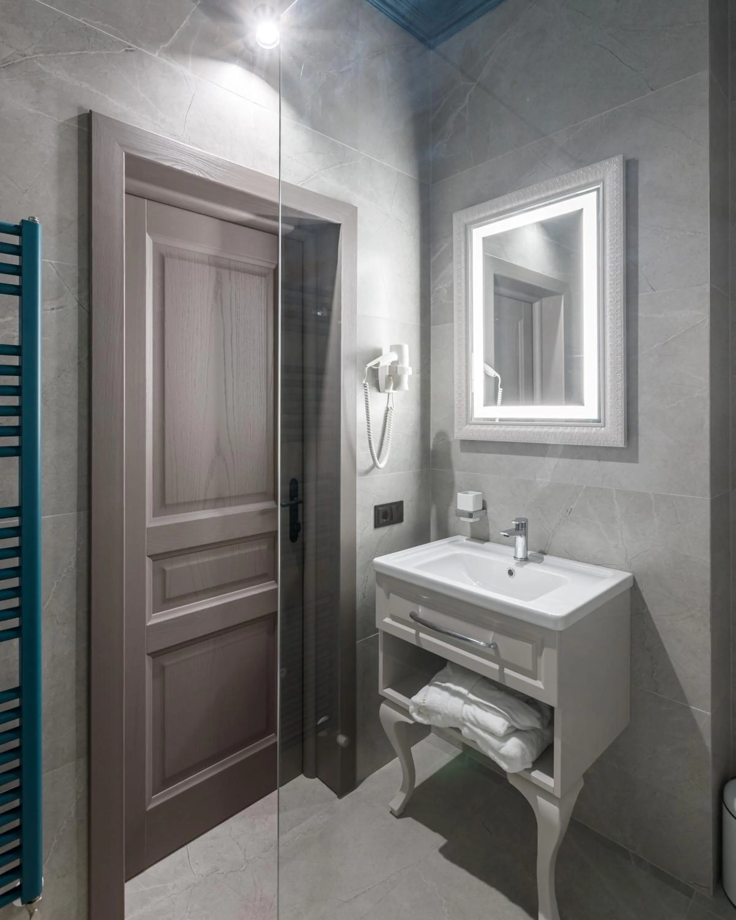 Bathroom in Richmond Hotel