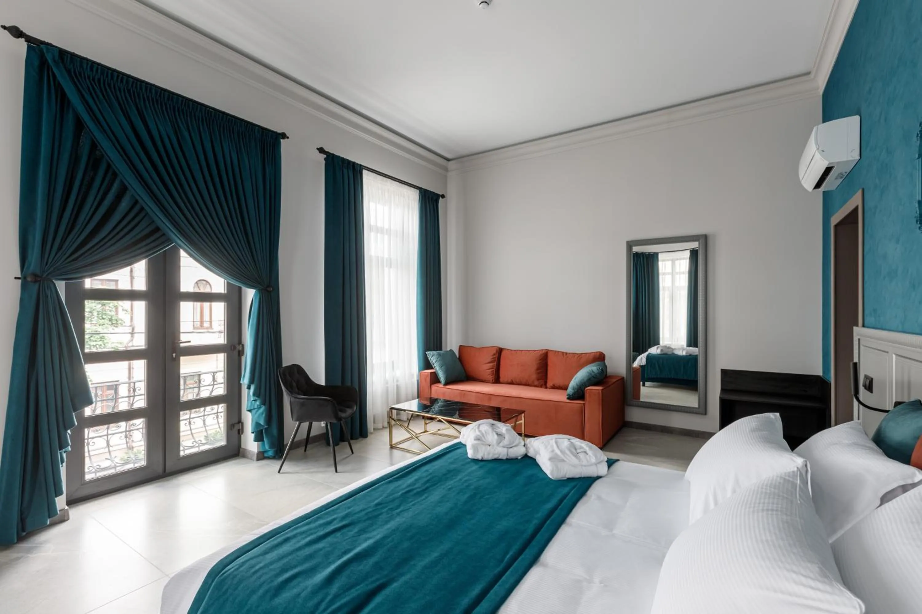 Photo of the whole room, Bed in Richmond Hotel