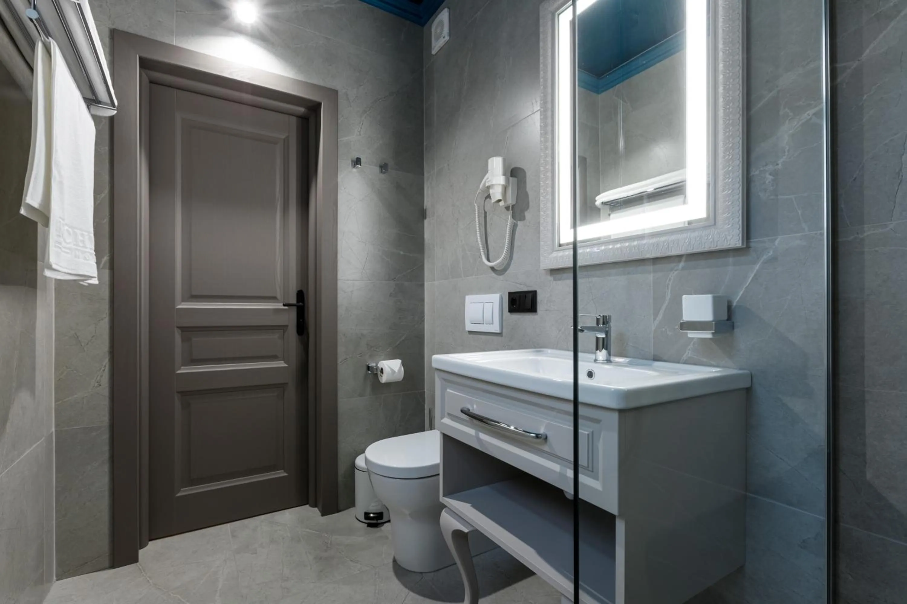 Toilet in Richmond Hotel