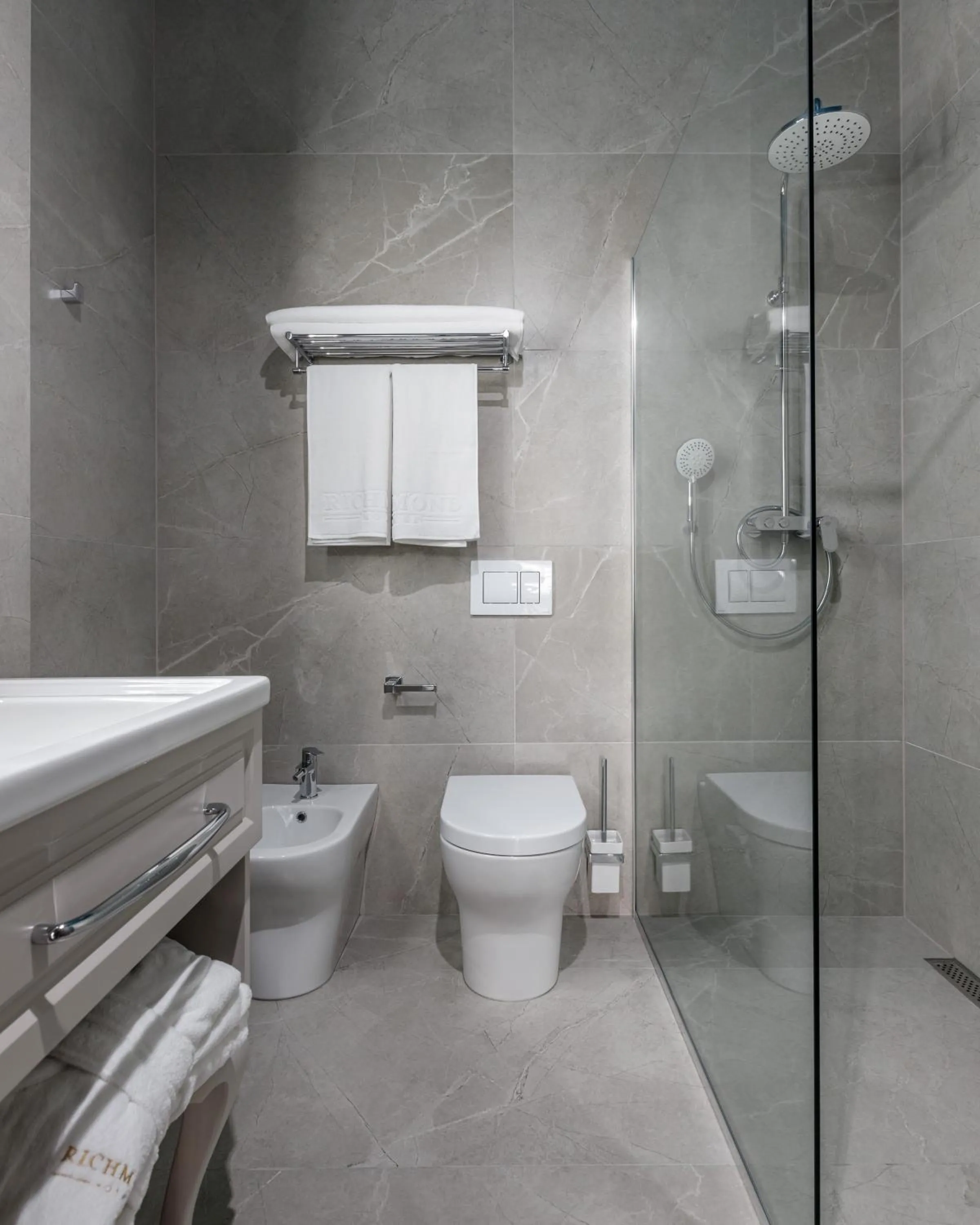 Bathroom in Richmond Hotel