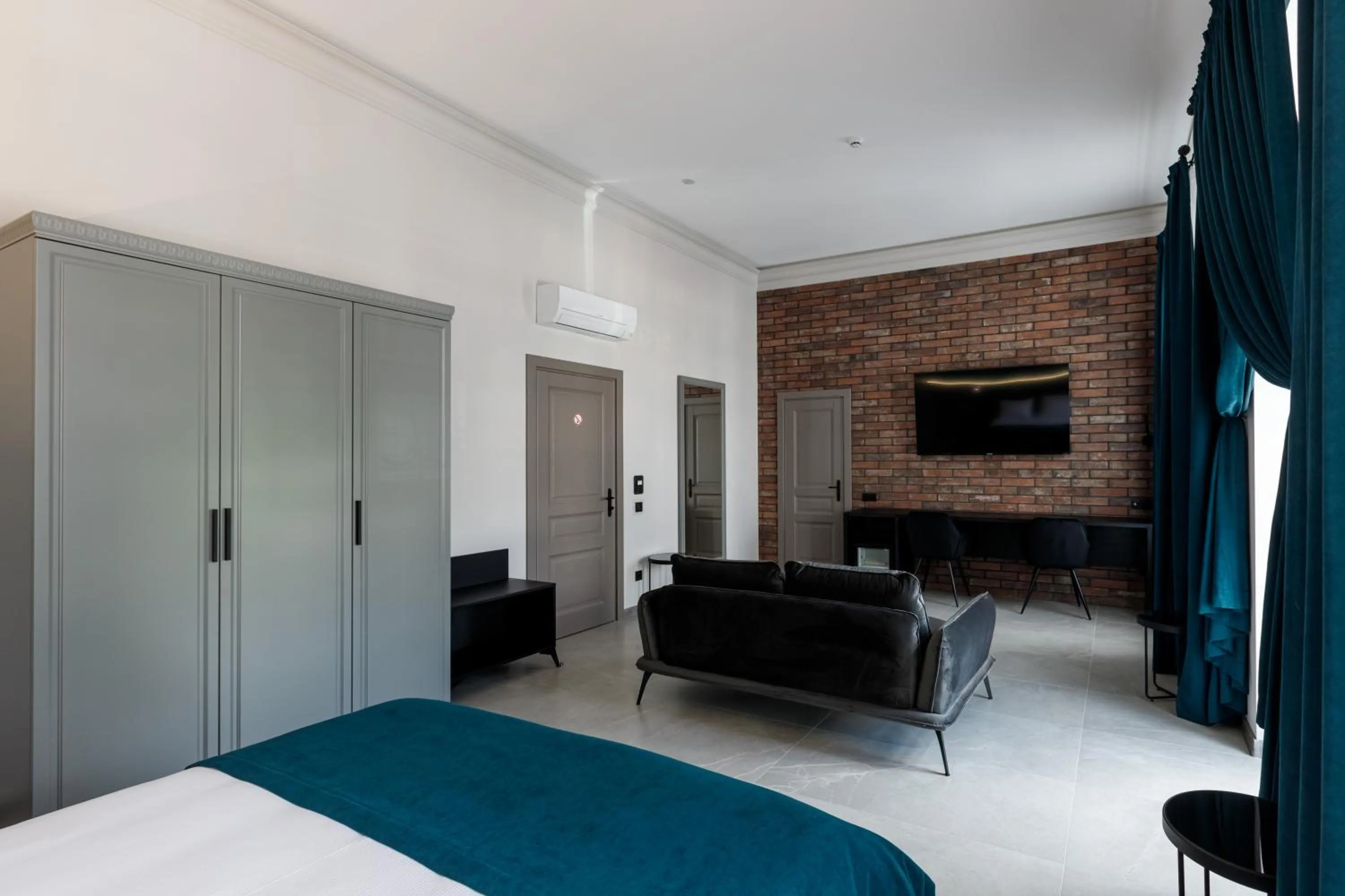 Photo of the whole room, Bed in Richmond Hotel