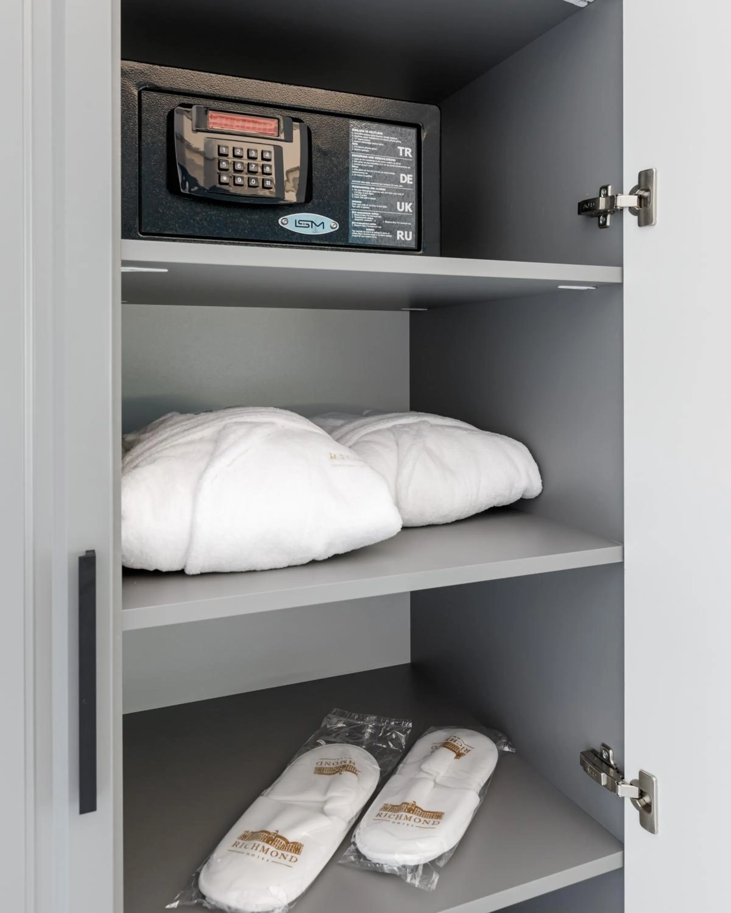 safe, Bed in Richmond Hotel