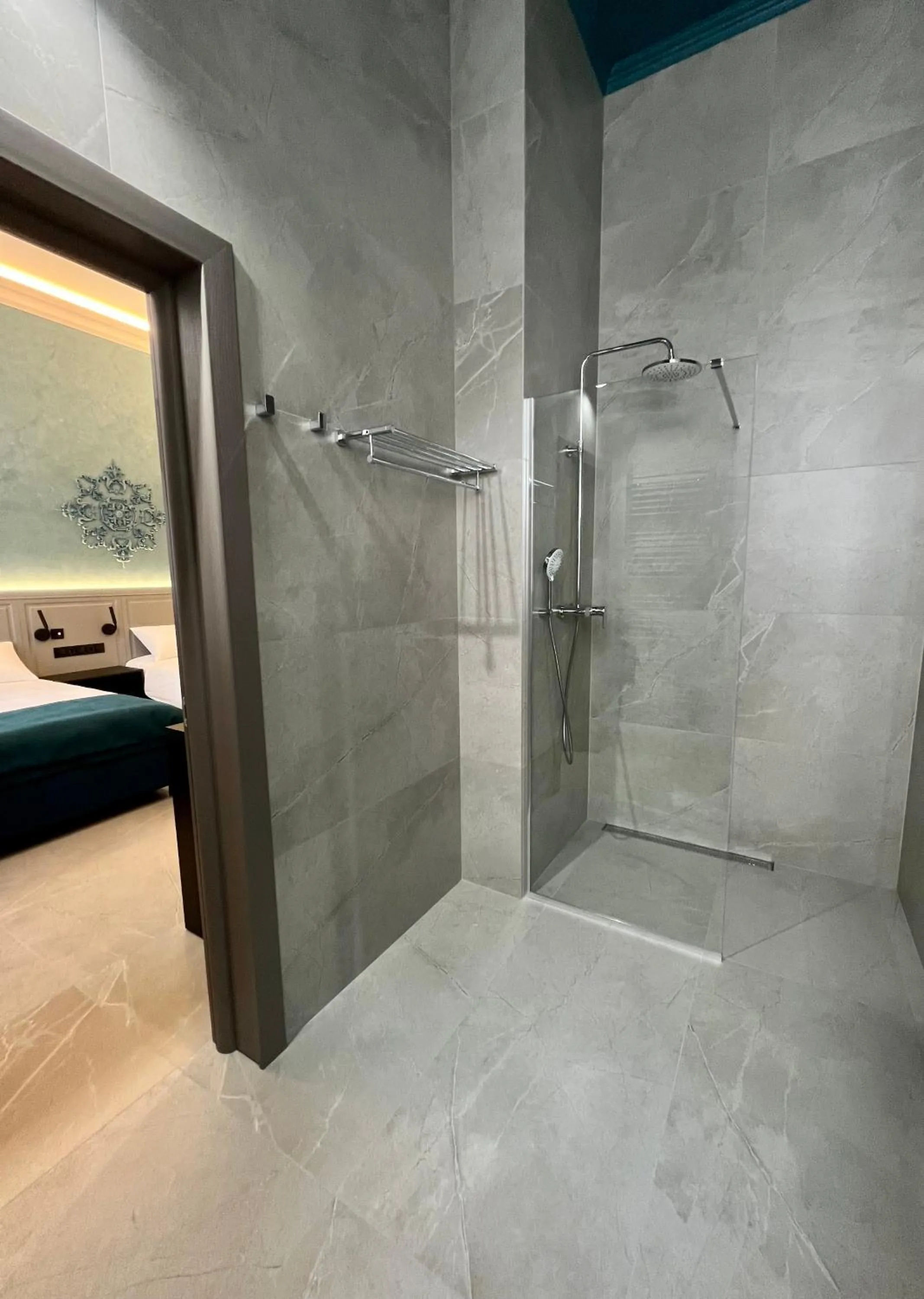 Shower in Richmond Hotel