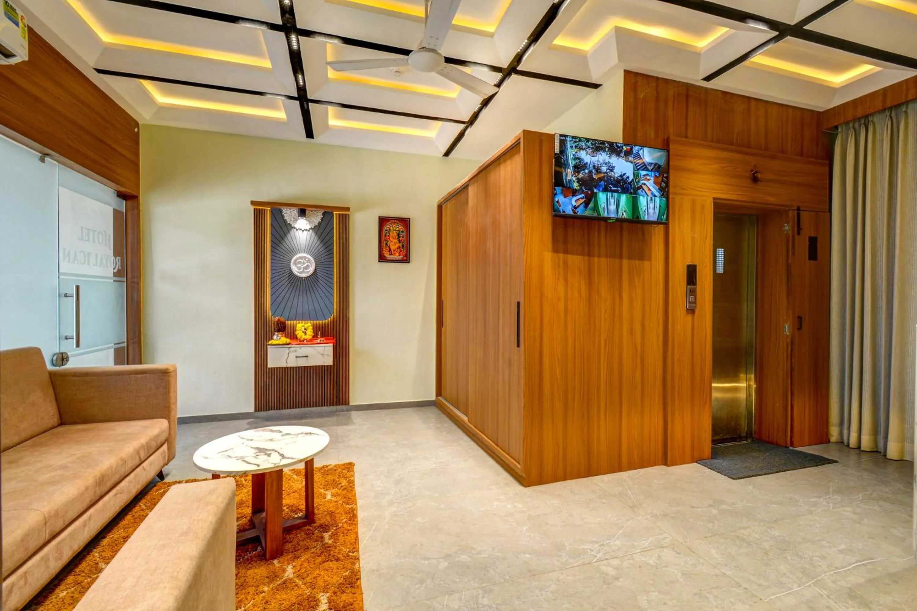 TV and multimedia in Hotel Royal Ican Sindhubhavan Road